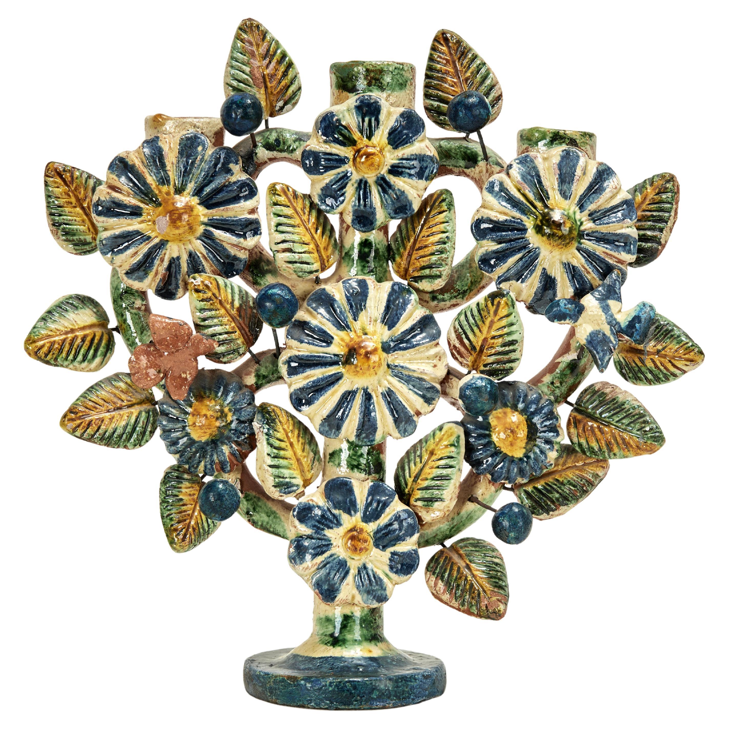 Antico candelabro spagnolo in terracotta con fiori in vendita
