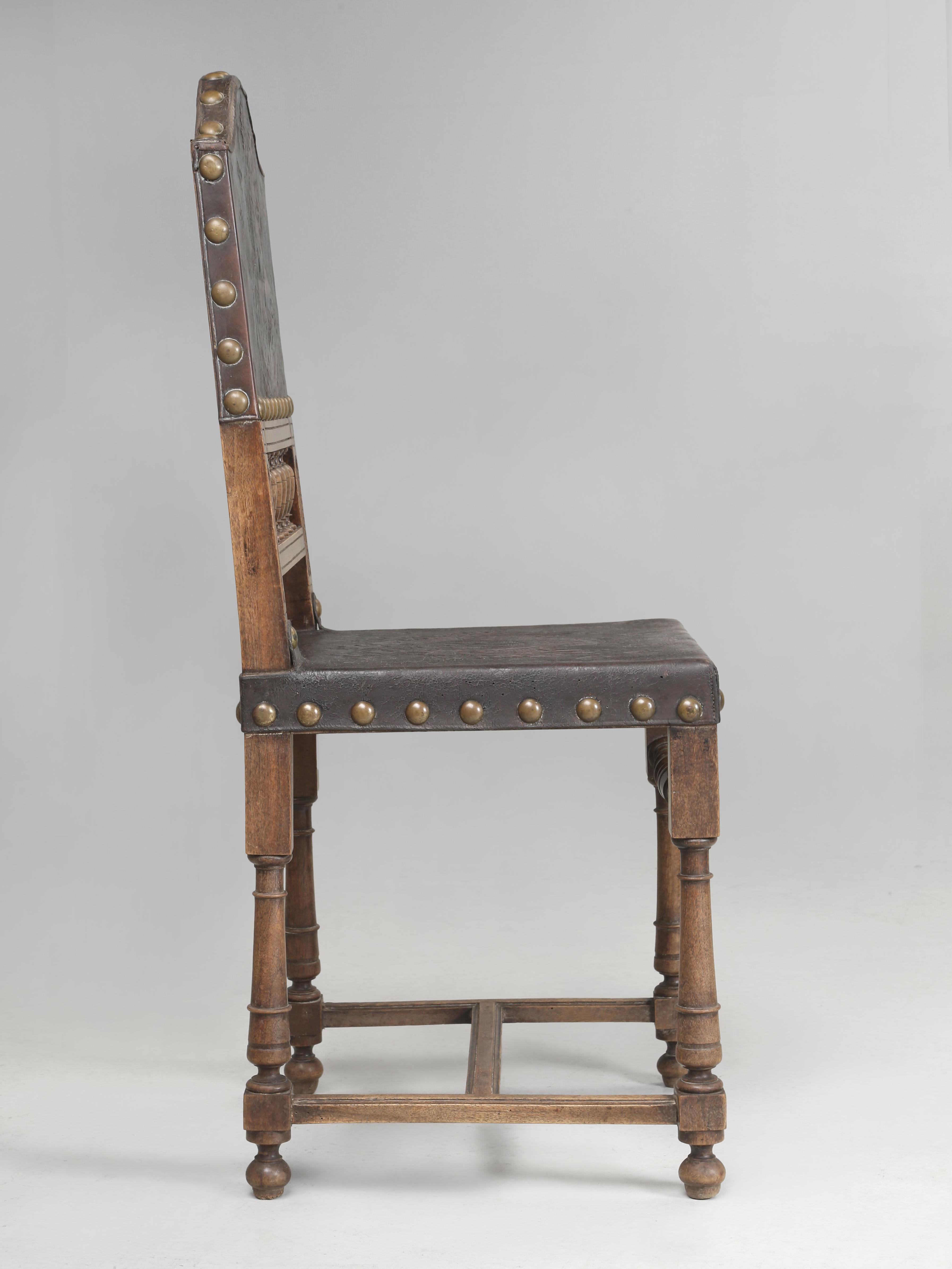 Ancienne chaise d'appoint en cuir tolélé espagnol fabriquée à la fin des années 1800. Si l'on considère que cette chaise espagnole en cuir travaillé à la main n'a pas été restaurée après plus de 100 ans d'utilisation, son état est vraiment
