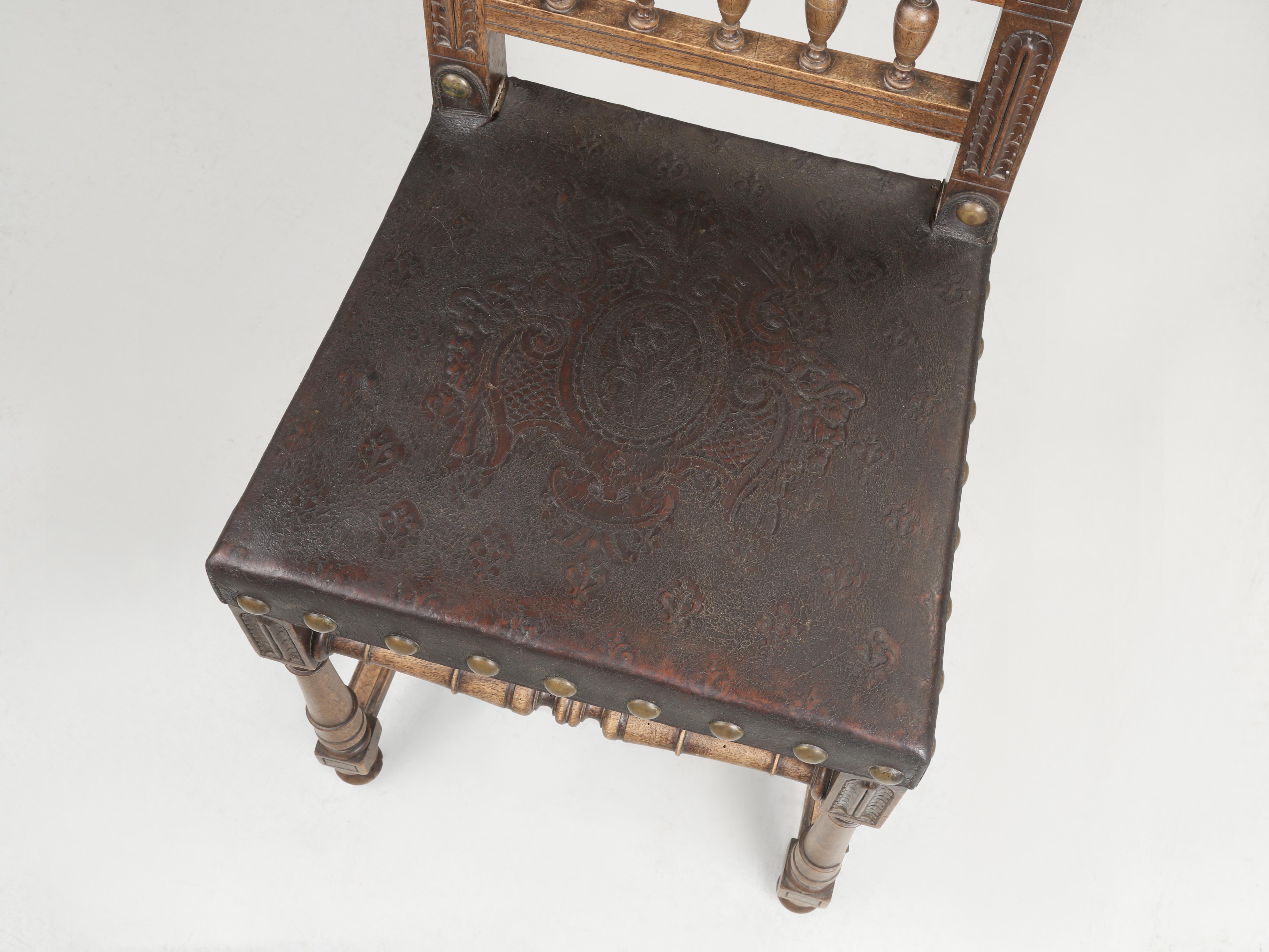 Laiton Ancienne chaise d'appoint en cuir toilé espagnol Fin des années 1800 Entièrement d'origine en vente