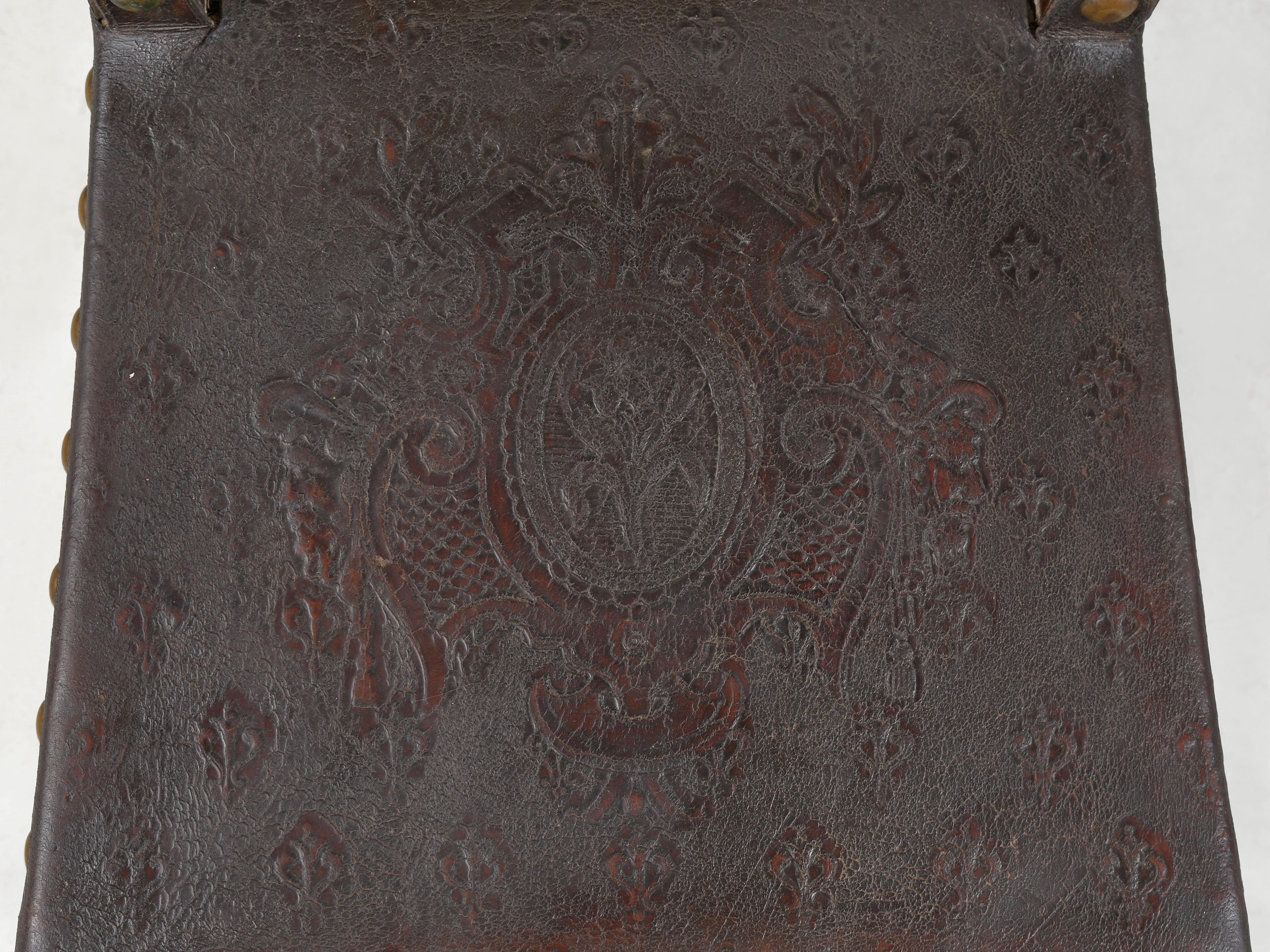 Ancienne chaise d'appoint en cuir toilé espagnol Fin des années 1800 Entièrement d'origine en vente 1