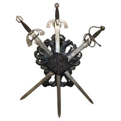Antikes spanisches Wandwappen mit gekreuztem Schwert Display