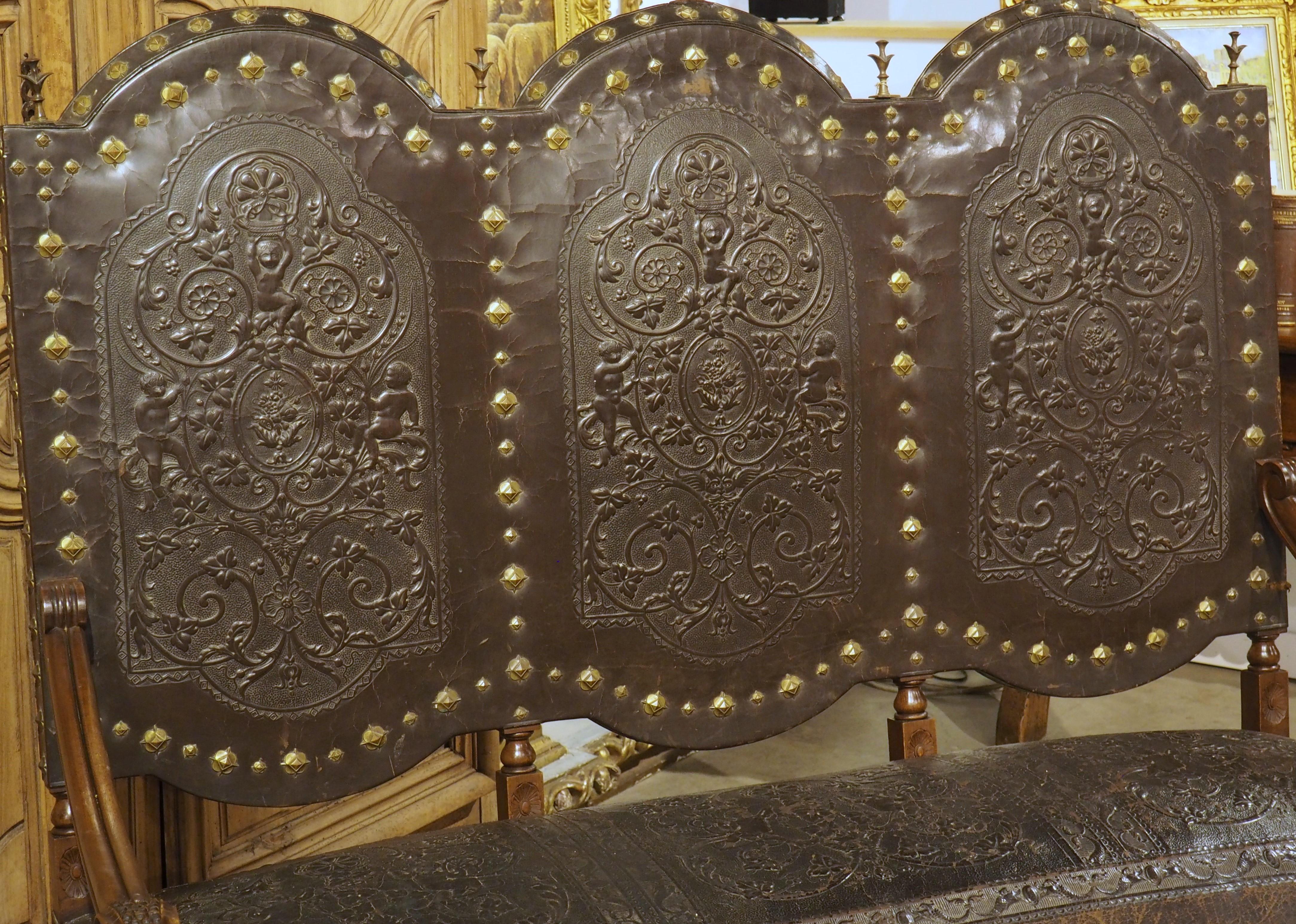 Banc espagnol ancien en noyer et cuir gaufré avec têtes de béliers, 19e siècle en vente 3