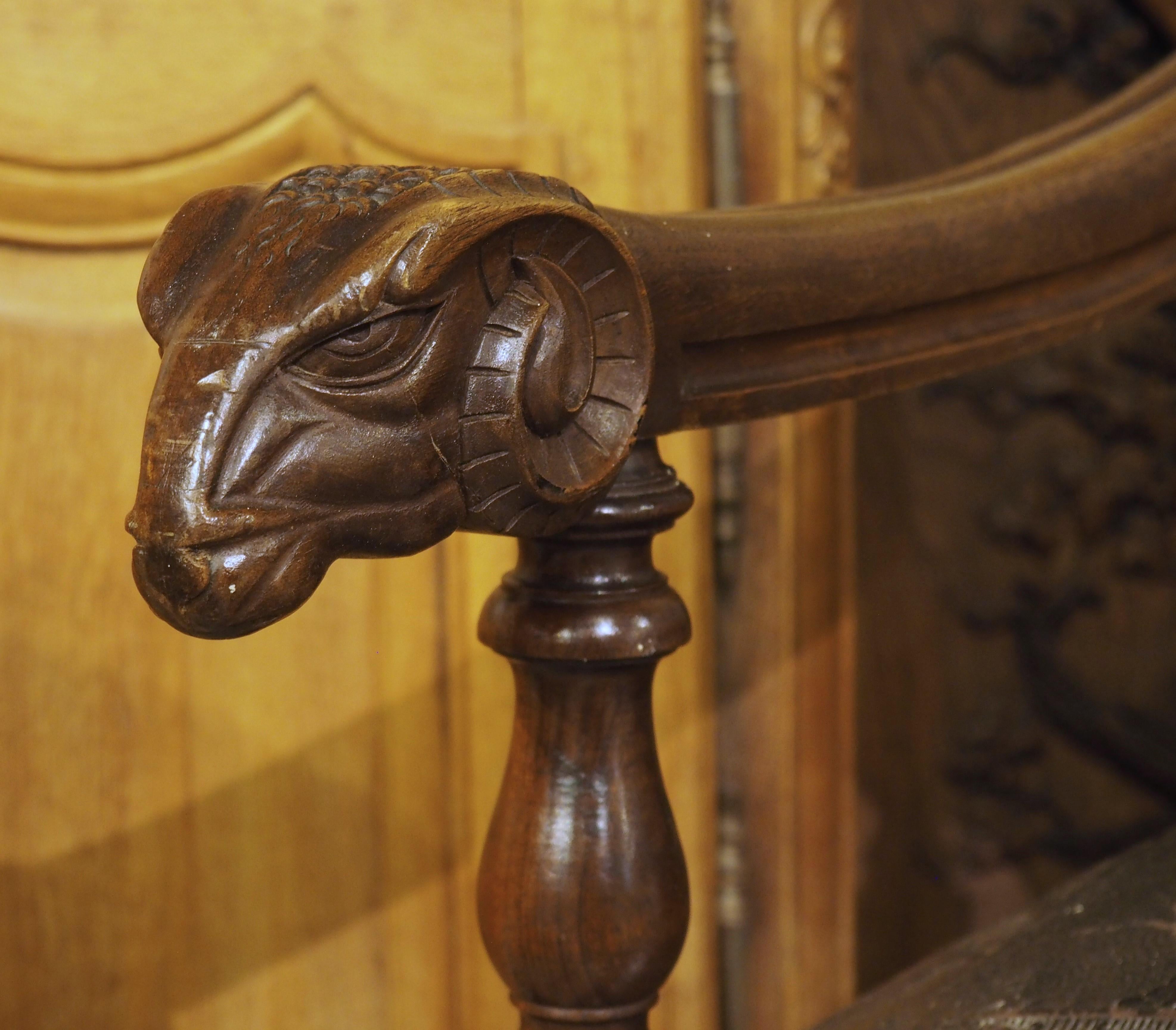 Banc espagnol ancien en noyer et cuir gaufré avec têtes de béliers, 19e siècle en vente 5