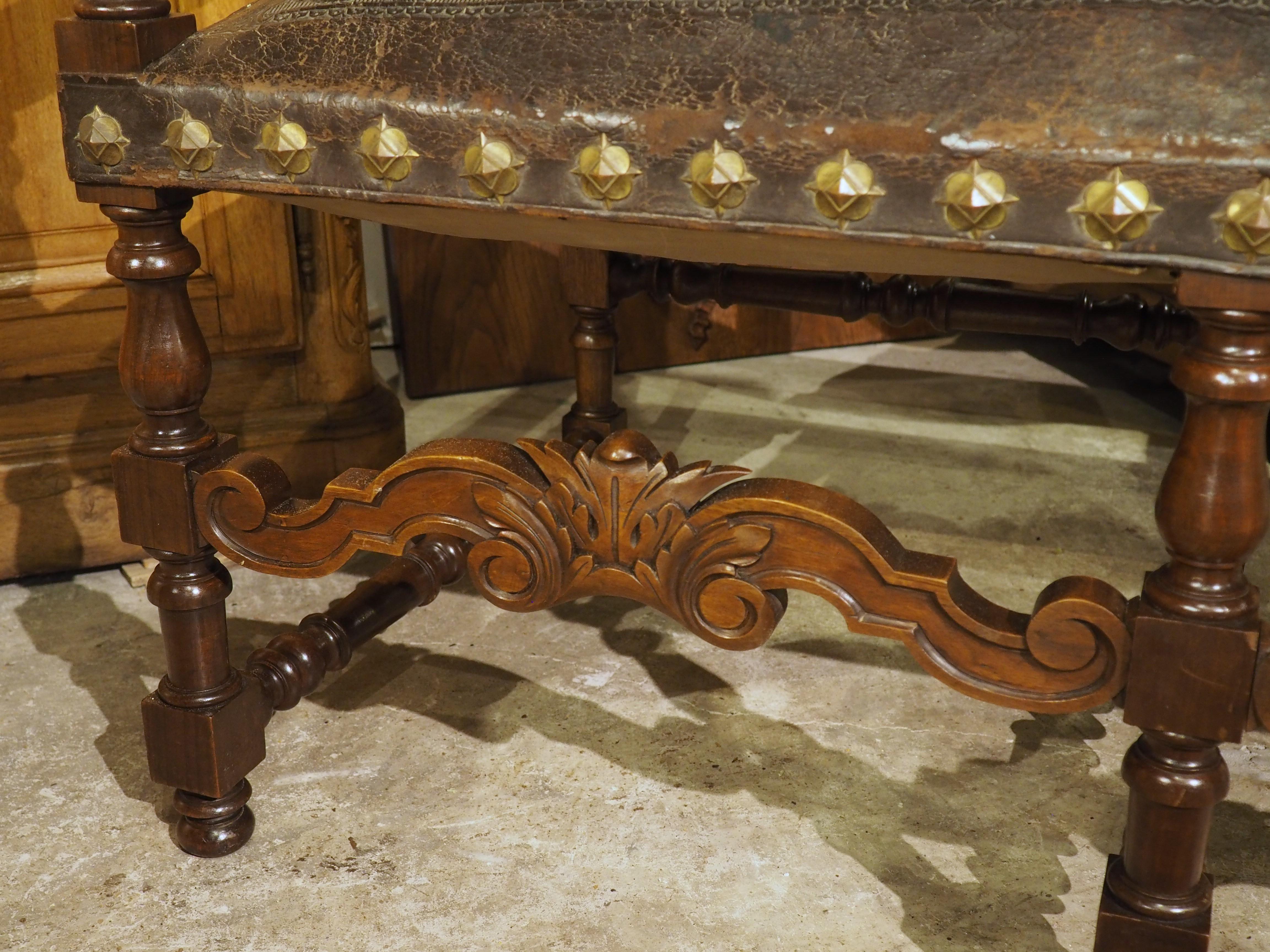 Banc espagnol ancien en noyer et cuir gaufré avec têtes de béliers, 19e siècle en vente 6