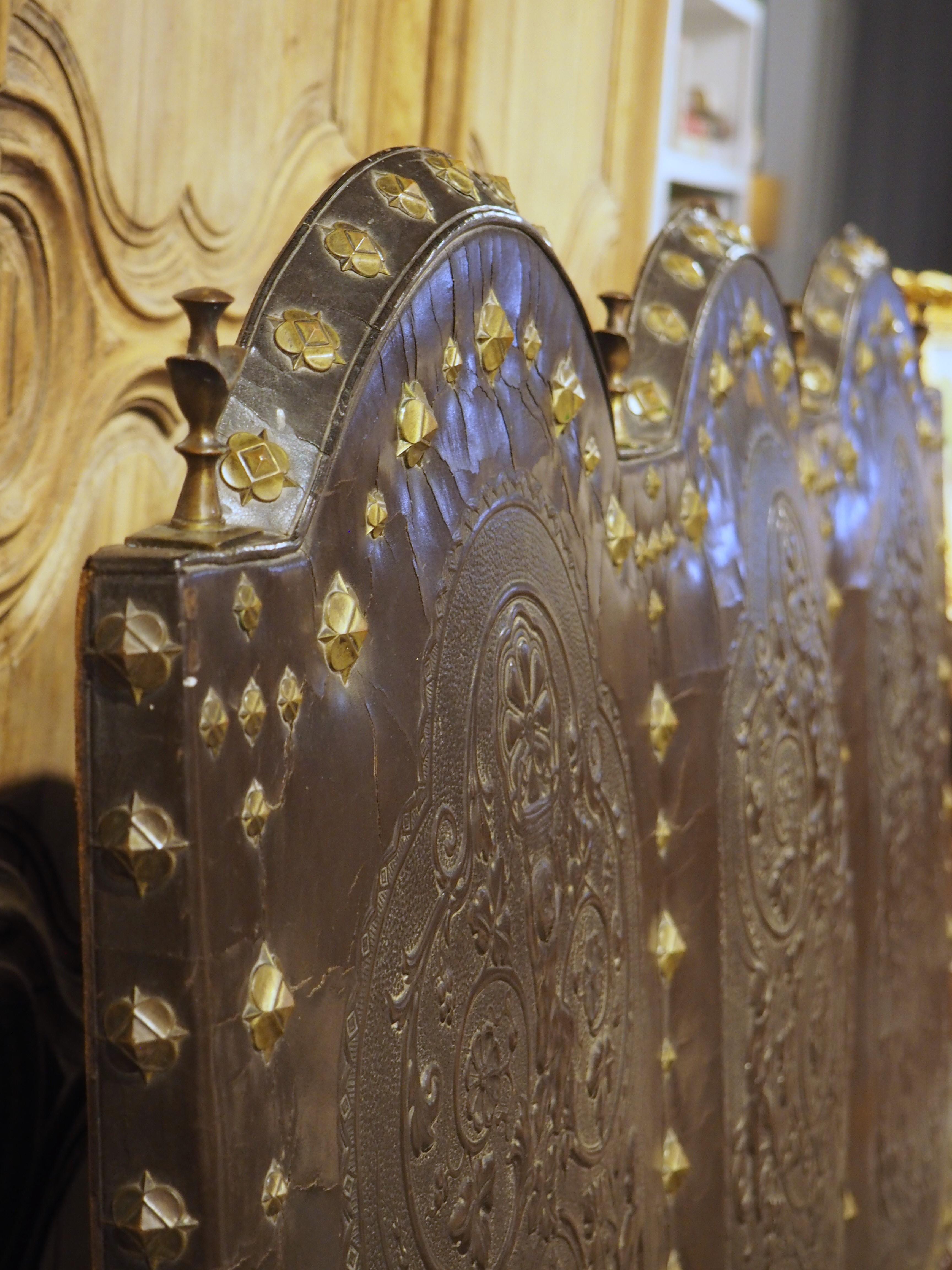 Banc espagnol ancien en noyer et cuir gaufré avec têtes de béliers, 19e siècle en vente 7