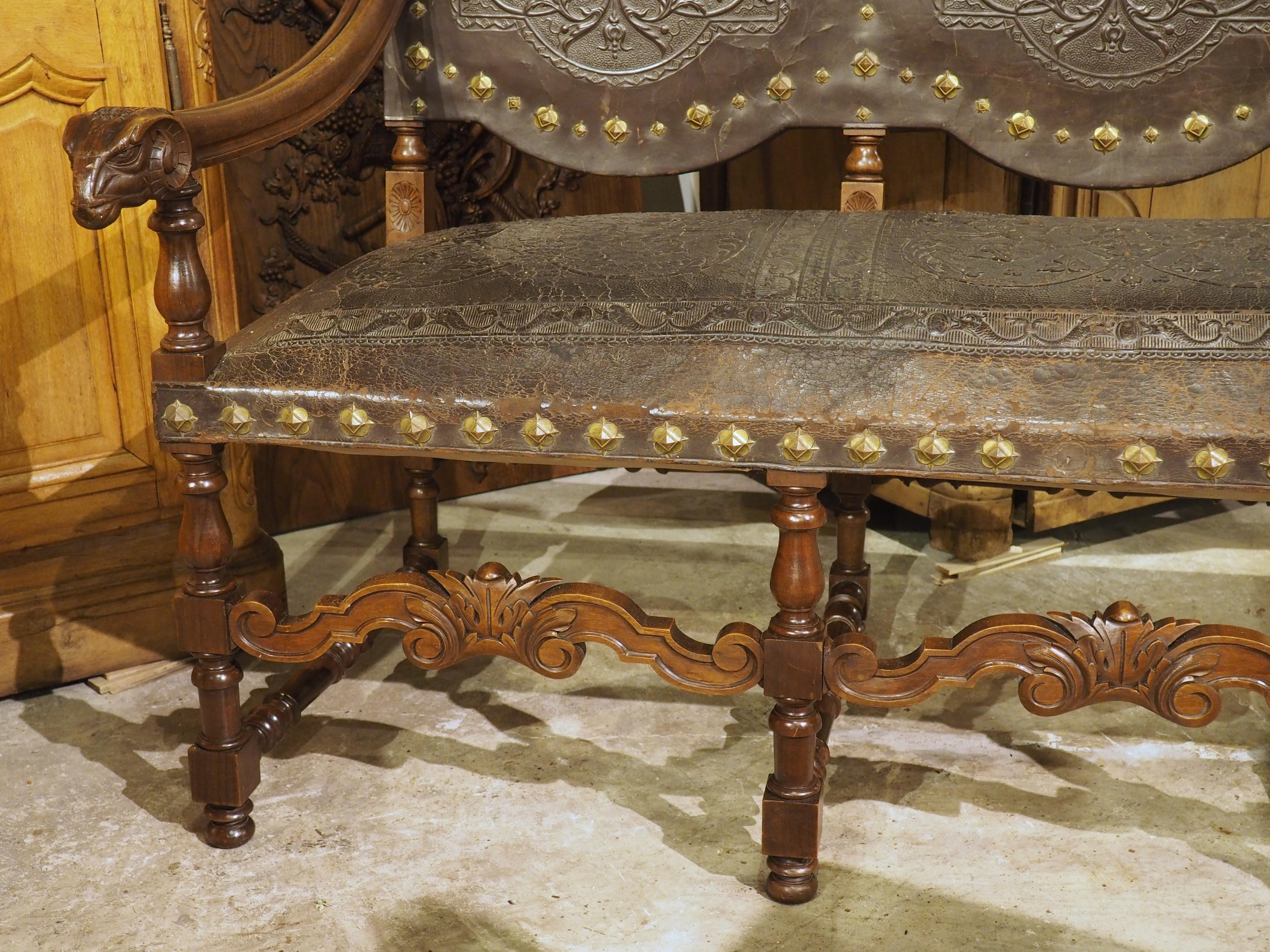Banc espagnol ancien en noyer et cuir gaufré avec têtes de béliers, 19e siècle en vente 8
