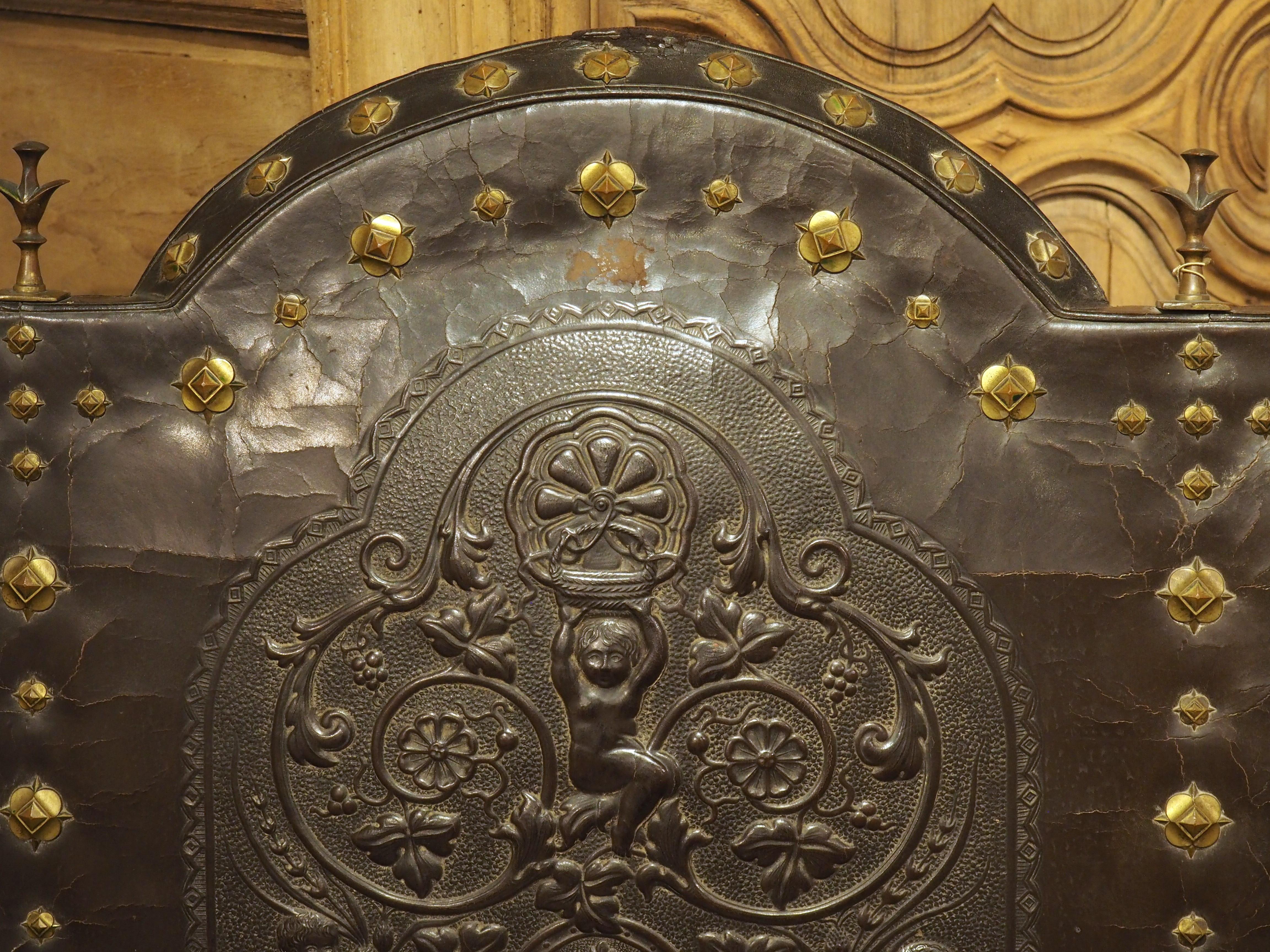 Banc espagnol ancien en noyer et cuir gaufré avec têtes de béliers, 19e siècle en vente 9