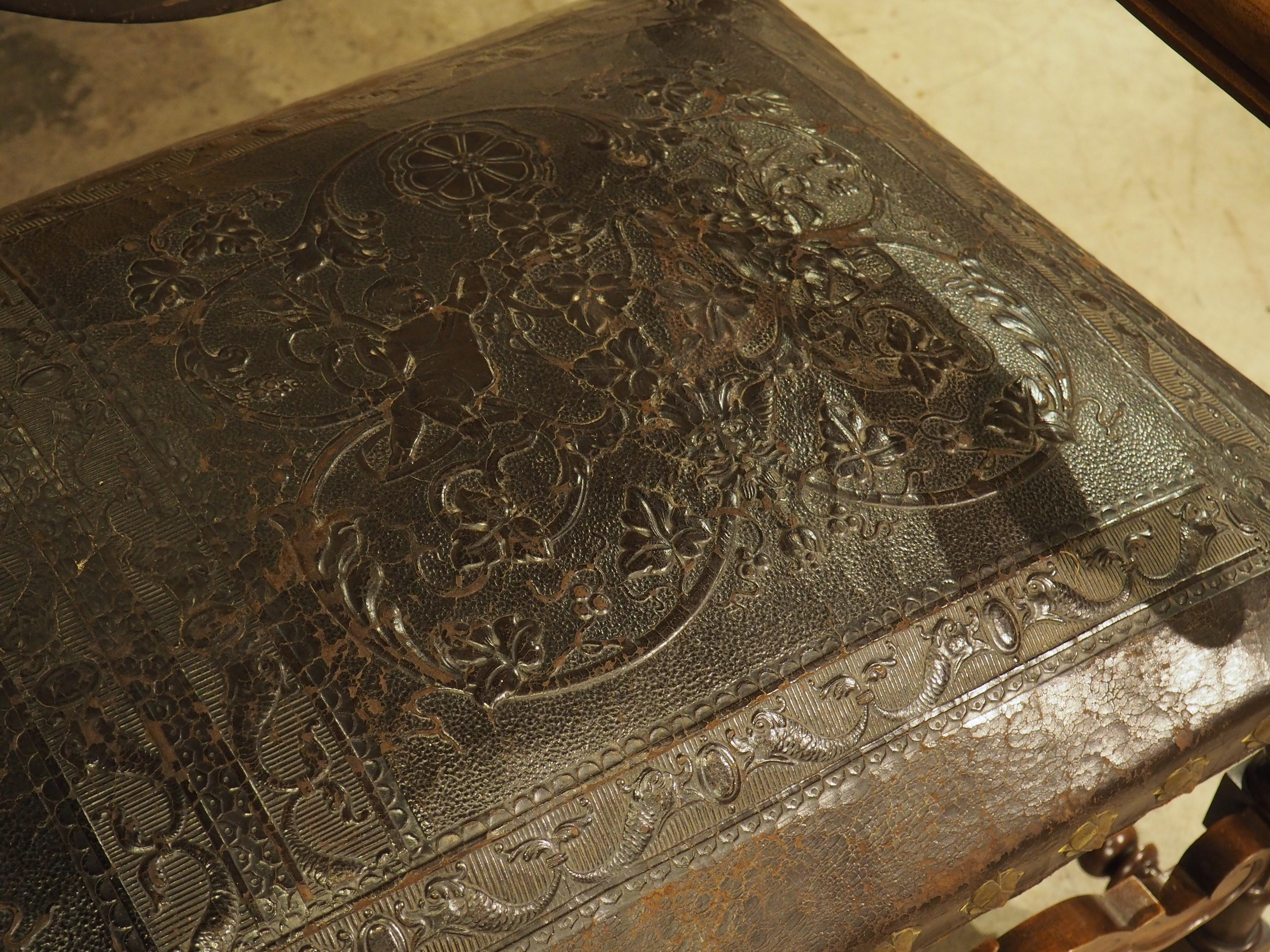 Banc espagnol ancien en noyer et cuir gaufré avec têtes de béliers, 19e siècle en vente 11