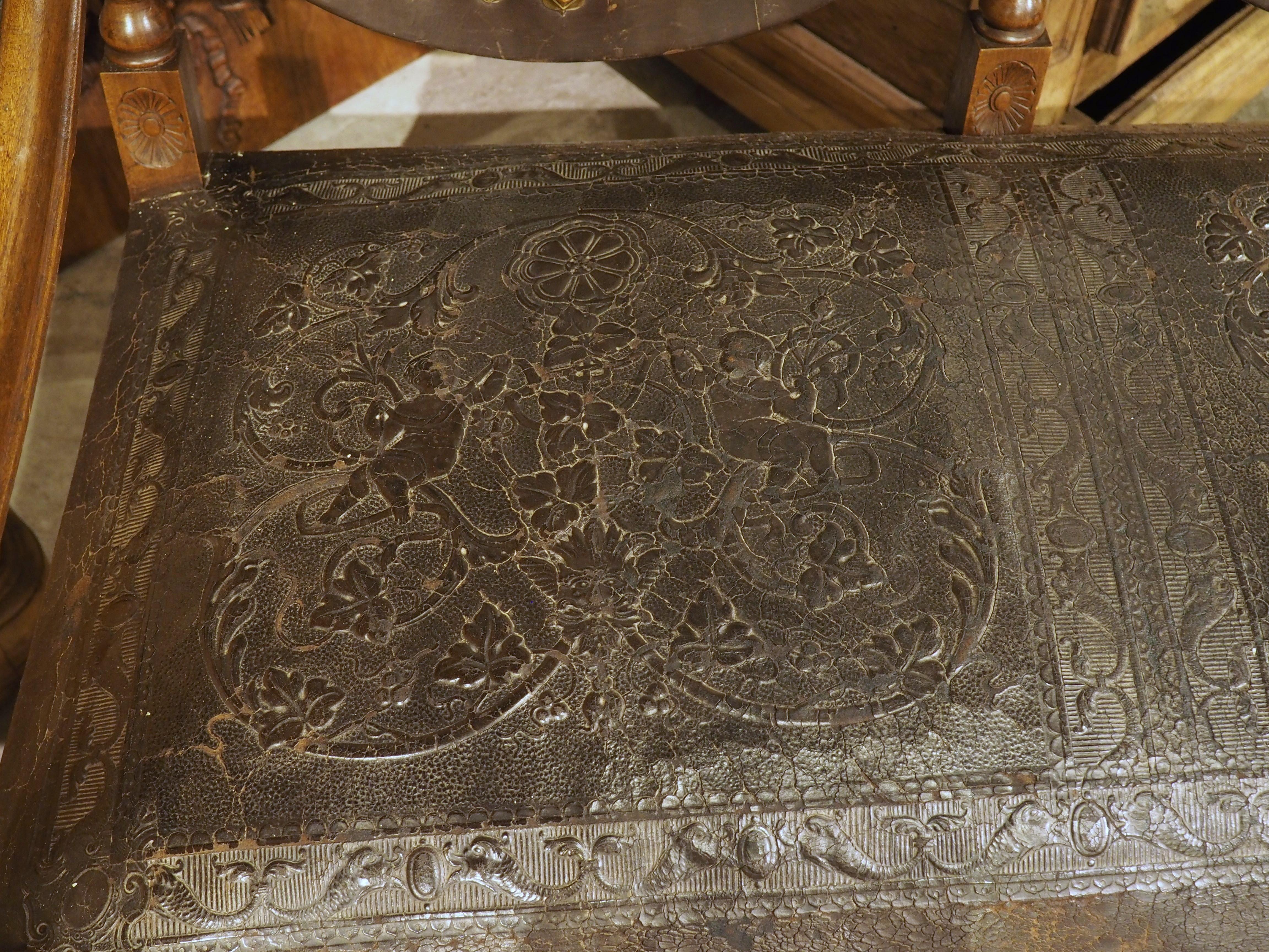 Banc espagnol ancien en noyer et cuir gaufré avec têtes de béliers, 19e siècle en vente 13