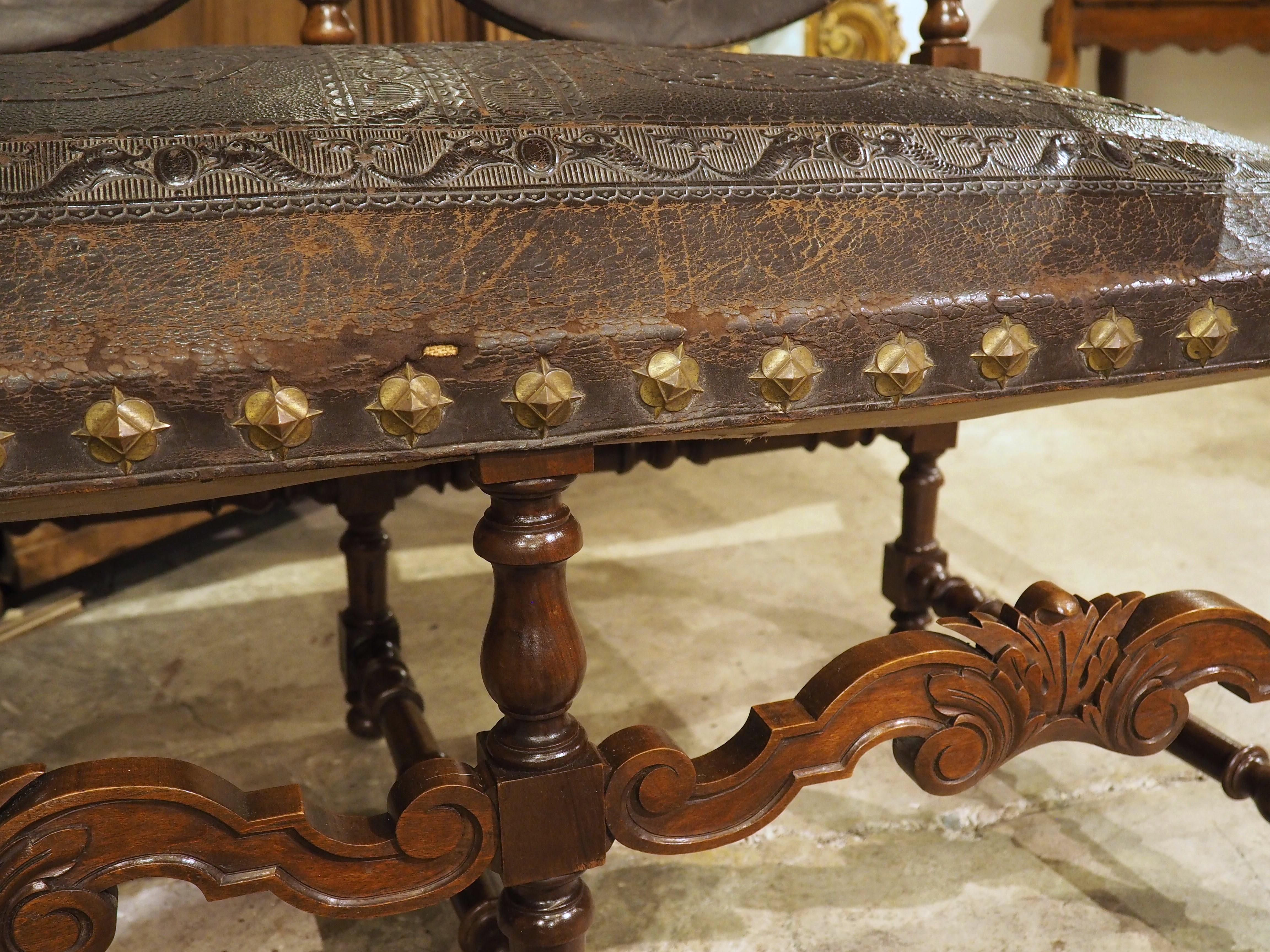 Espagnol Banc espagnol ancien en noyer et cuir gaufré avec têtes de béliers, 19e siècle en vente