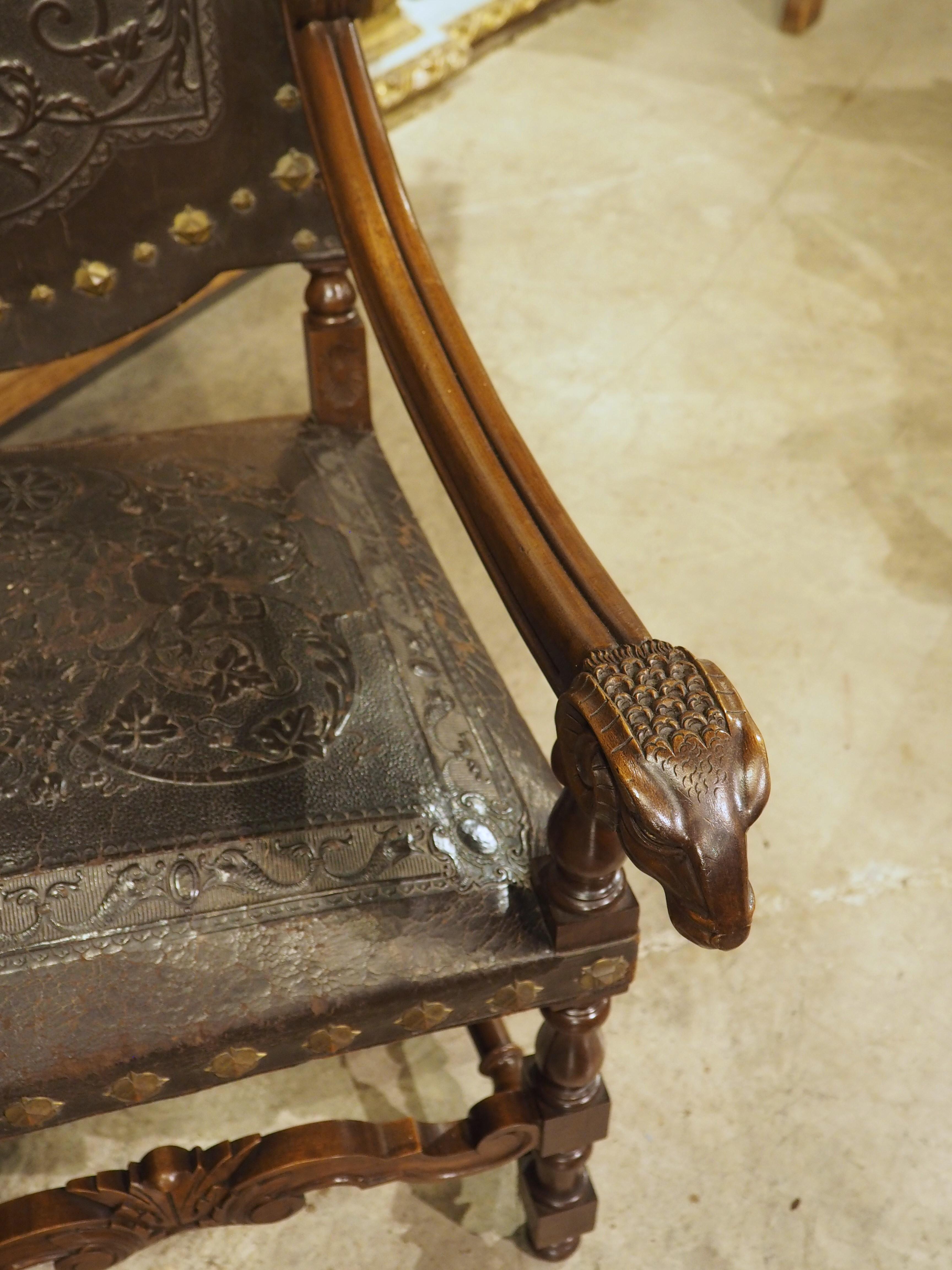 Sculpté à la main Banc espagnol ancien en noyer et cuir gaufré avec têtes de béliers, 19e siècle en vente