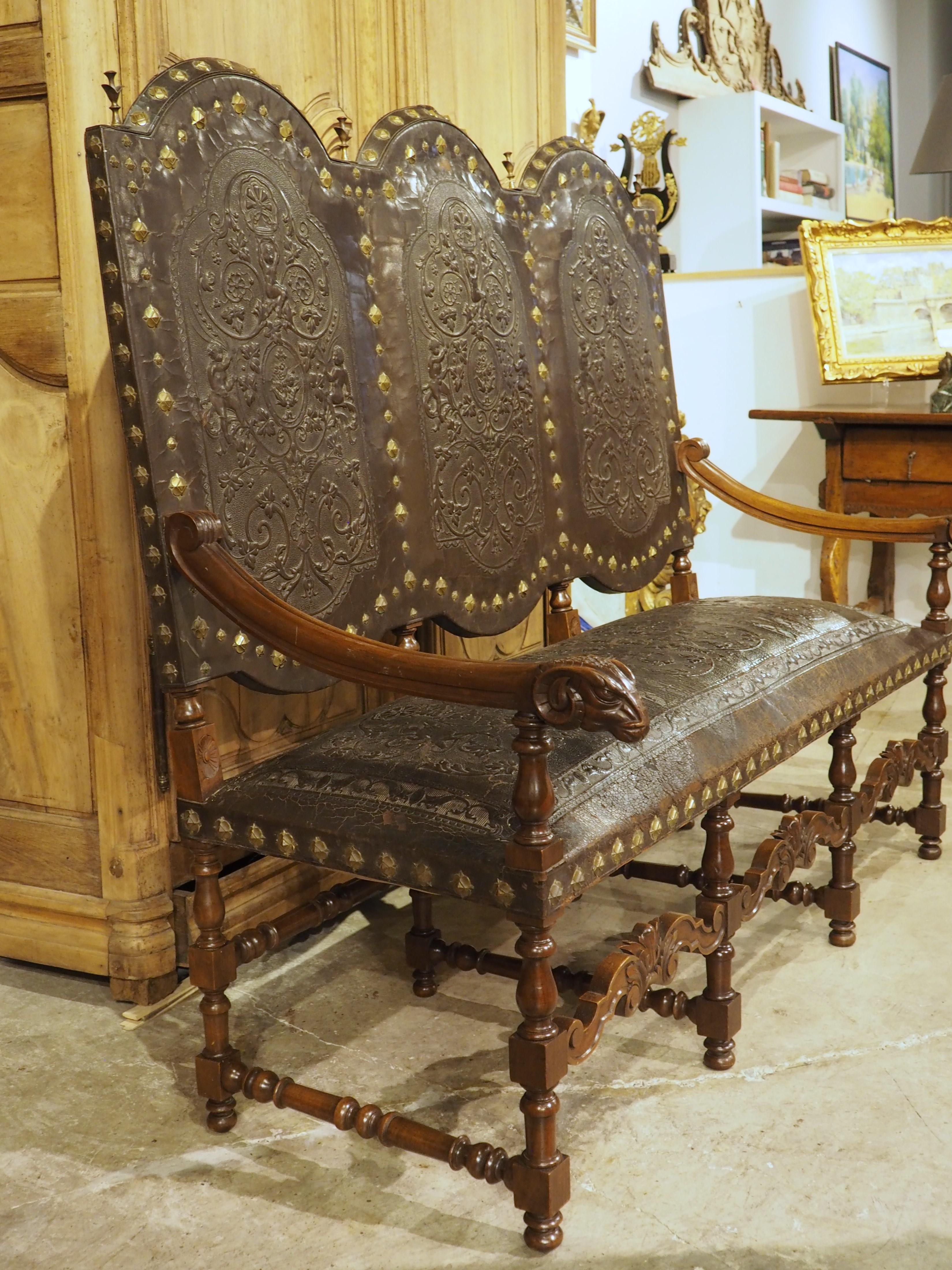 XIXe siècle Banc espagnol ancien en noyer et cuir gaufré avec têtes de béliers, 19e siècle en vente
