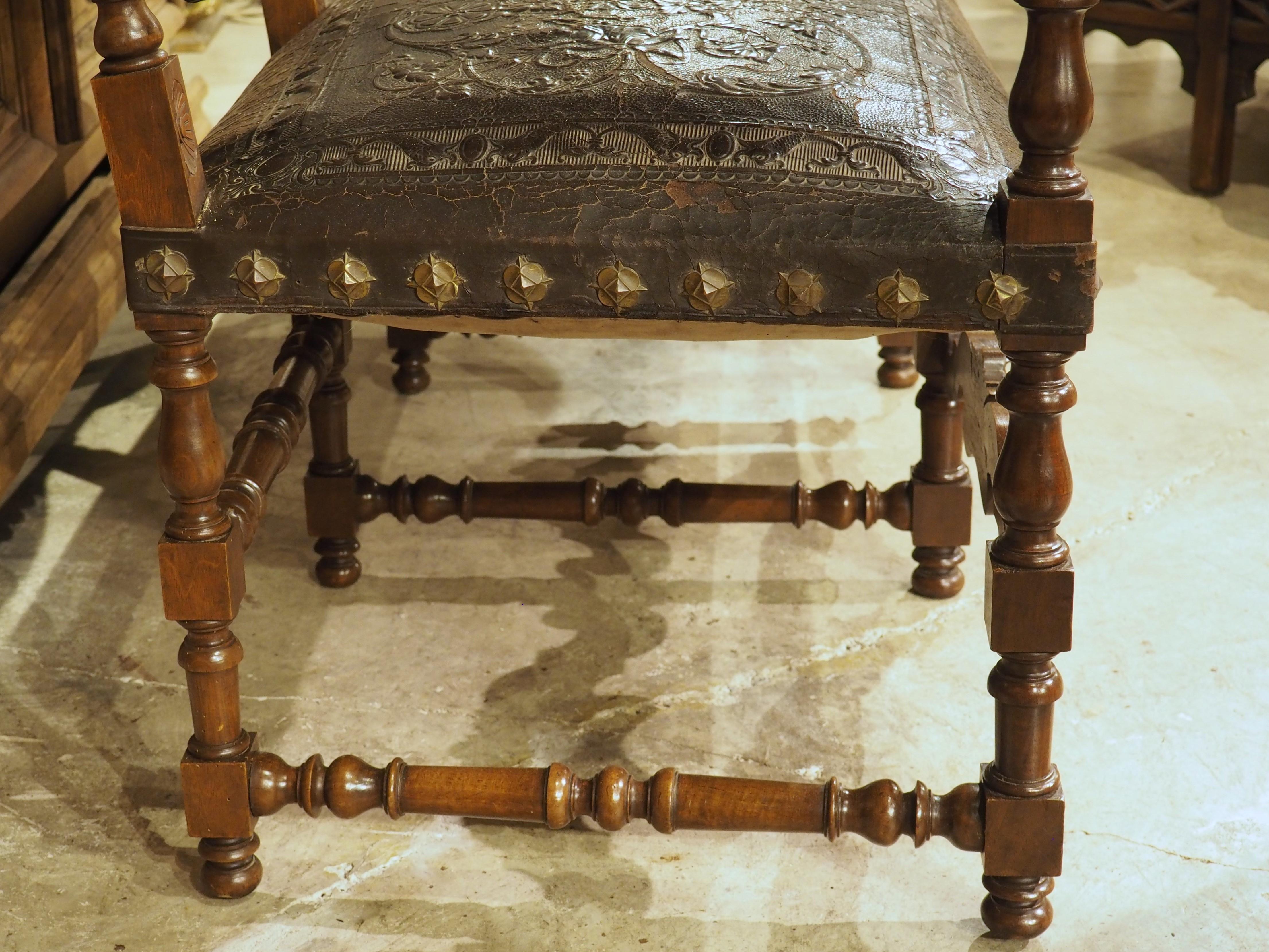 Métal Banc espagnol ancien en noyer et cuir gaufré avec têtes de béliers, 19e siècle en vente