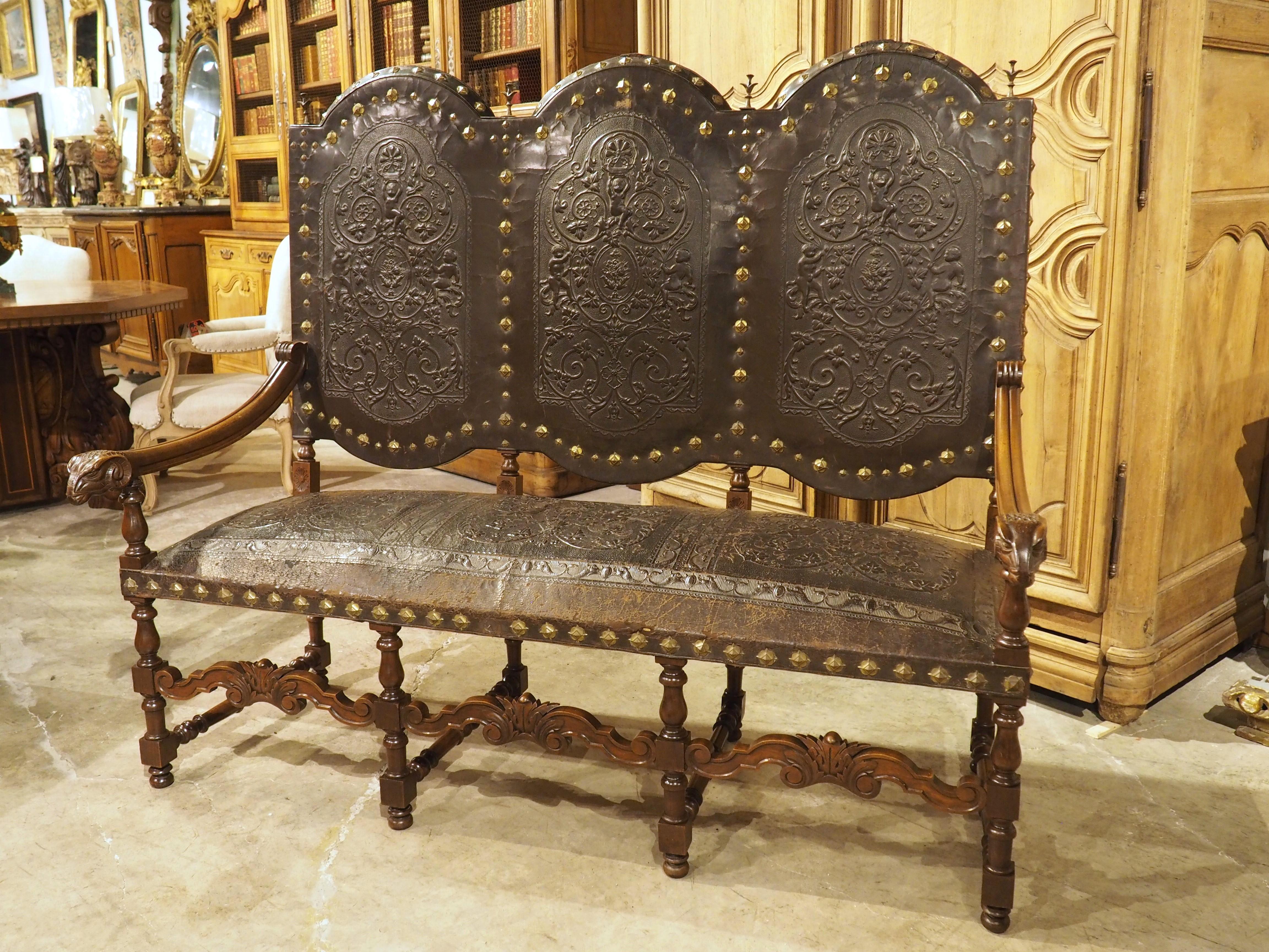 Banc espagnol ancien en noyer et cuir gaufré avec têtes de béliers, 19e siècle en vente 1