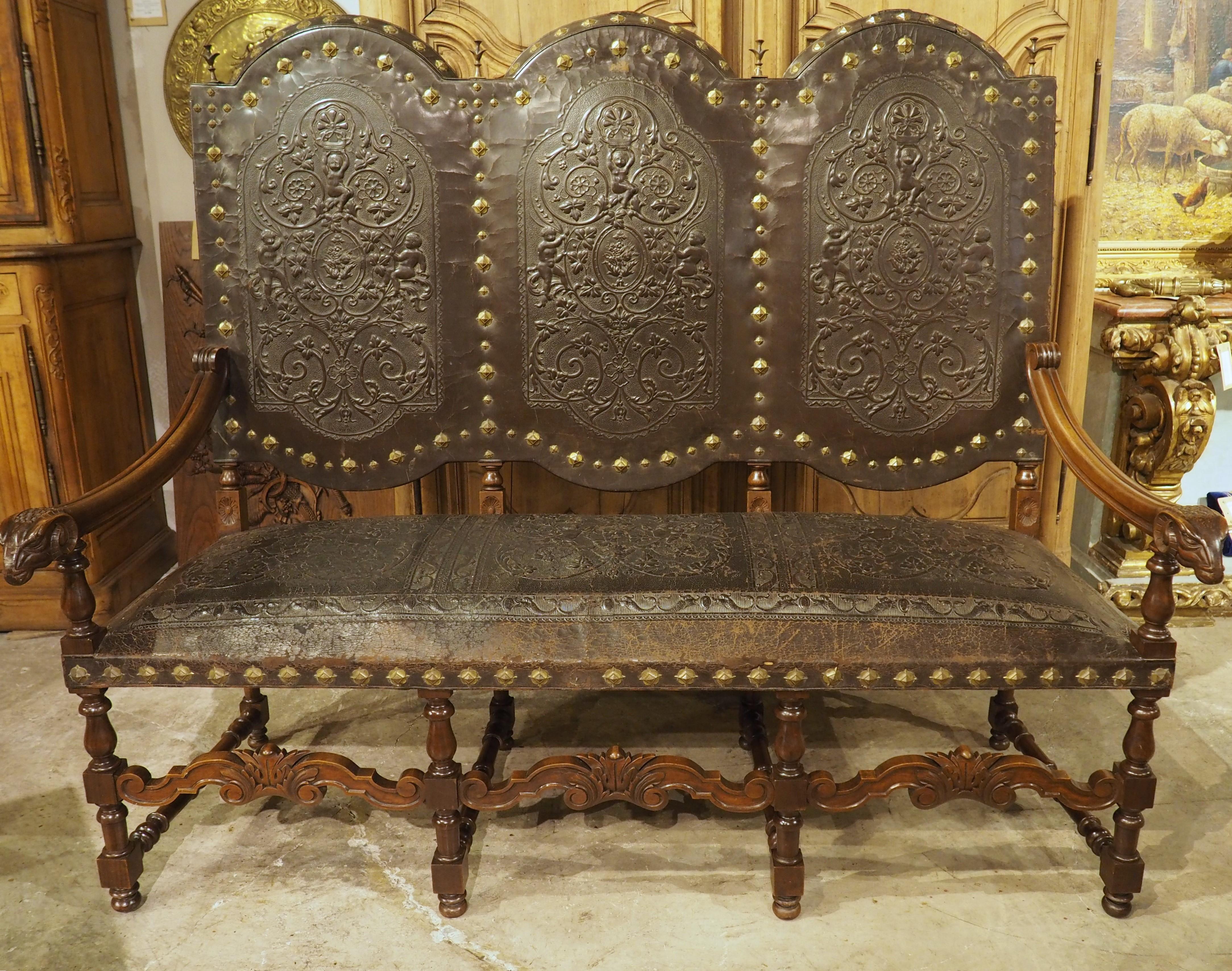 Banc espagnol ancien en noyer et cuir gaufré avec têtes de béliers, 19e siècle en vente 2