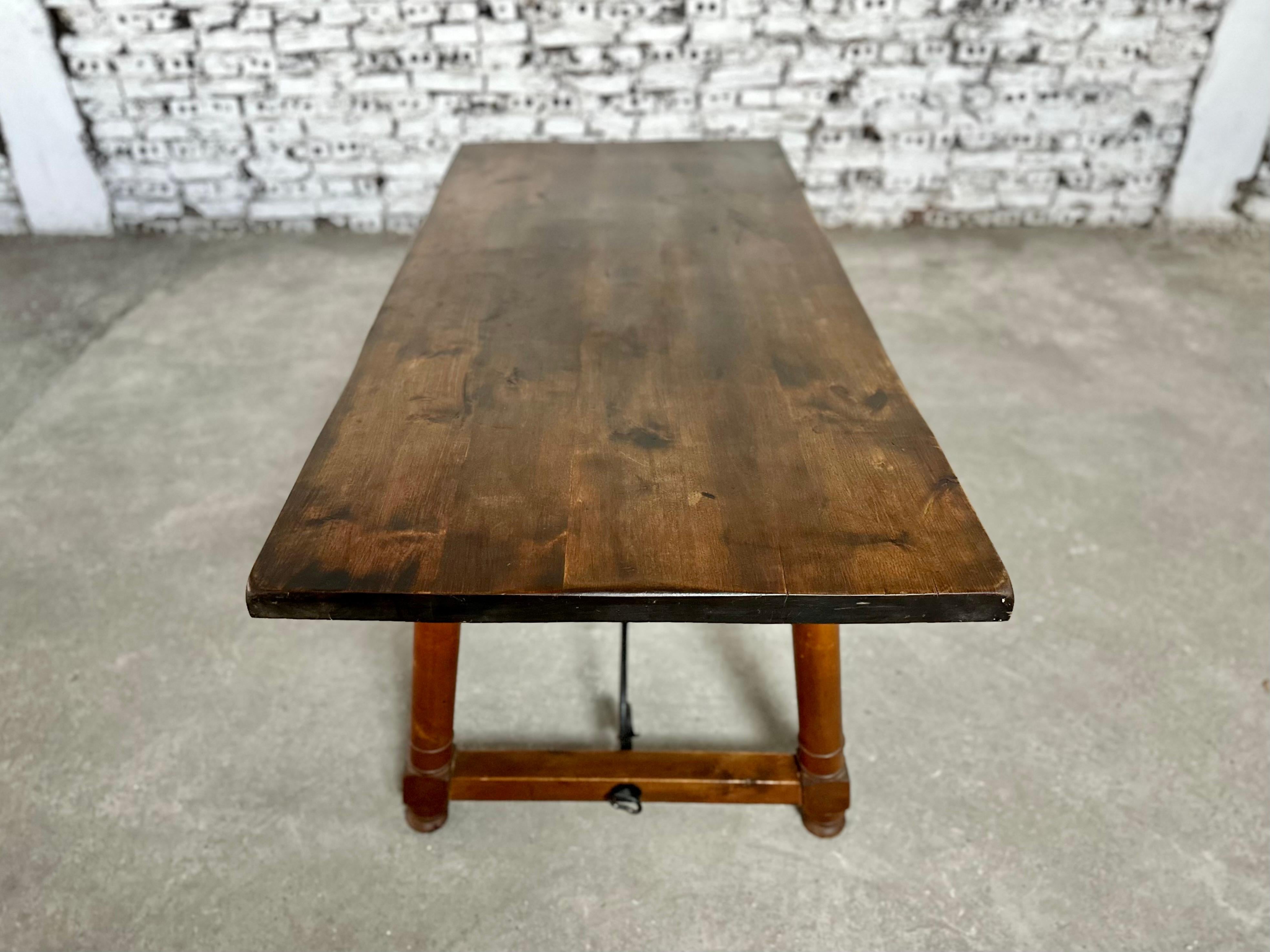 Colonial espagnol Ancienne table à manger ou bureau à tréteaux en noyer d'Espagne, avec brancards en fer en vente