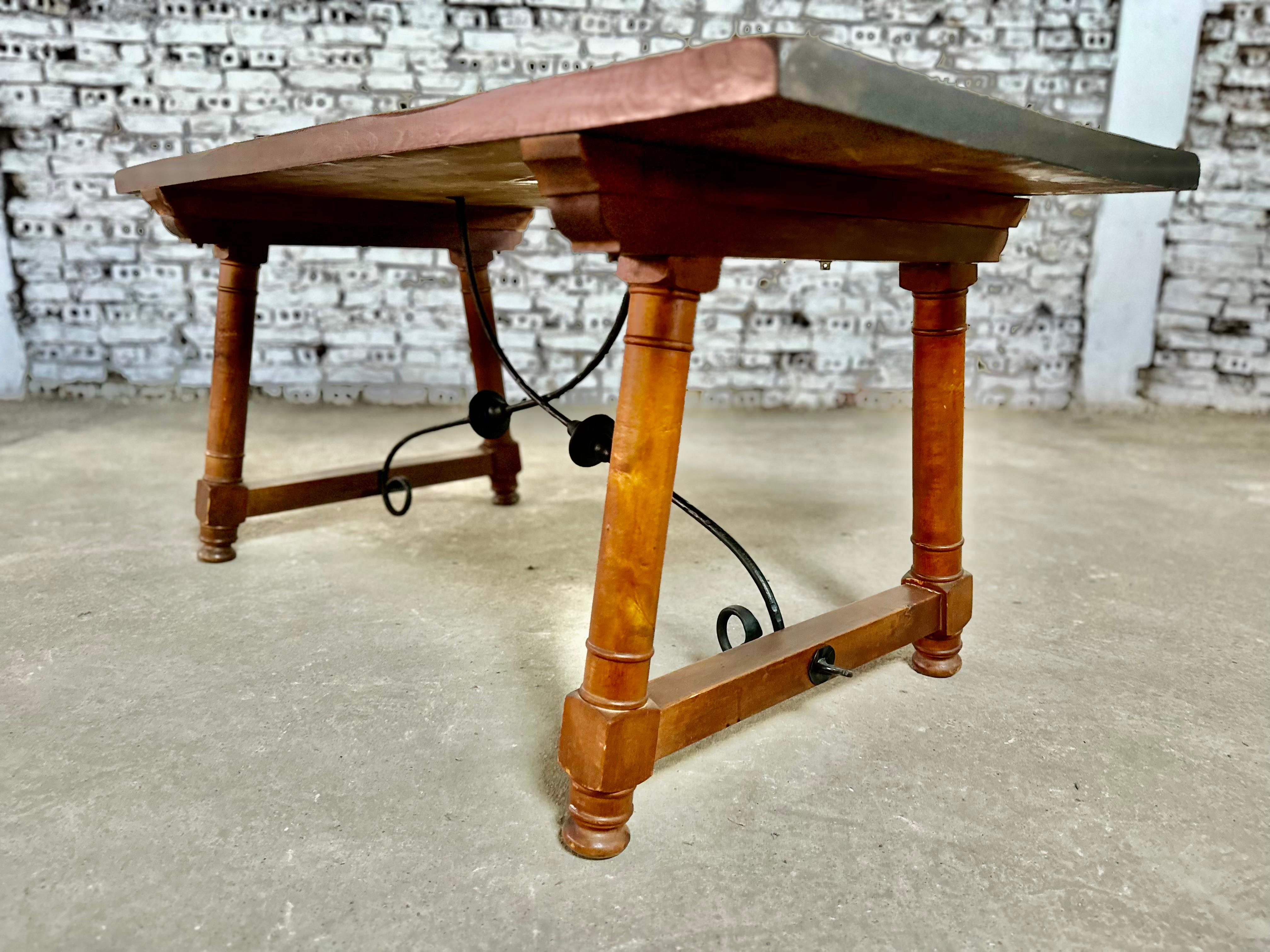 Antiguo caballete de nogal español Mesa de comedor o escritorio con tirante de hierro Colonial español