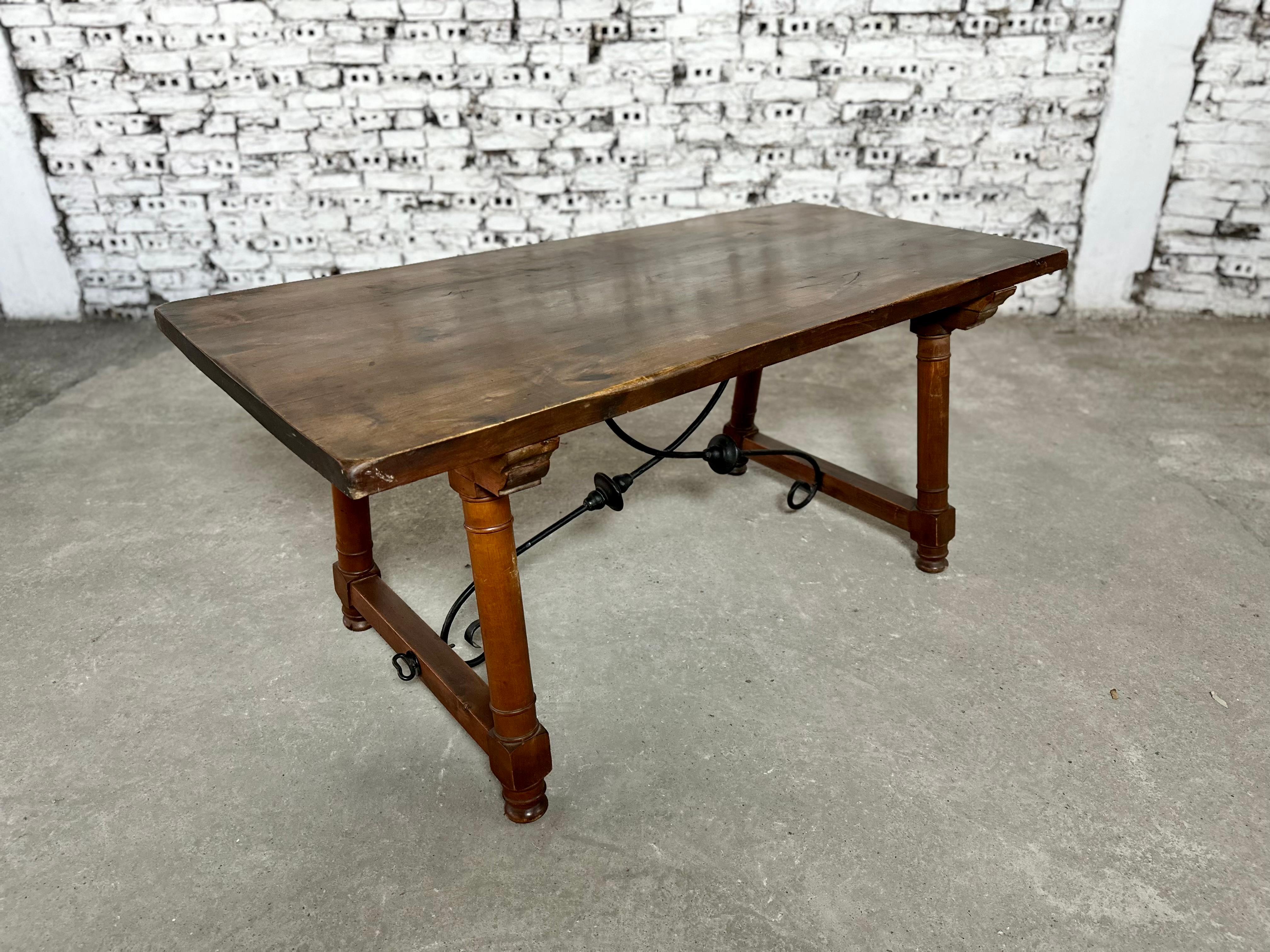 Antiguo caballete de nogal español Mesa de comedor o escritorio con tirante de hierro Español