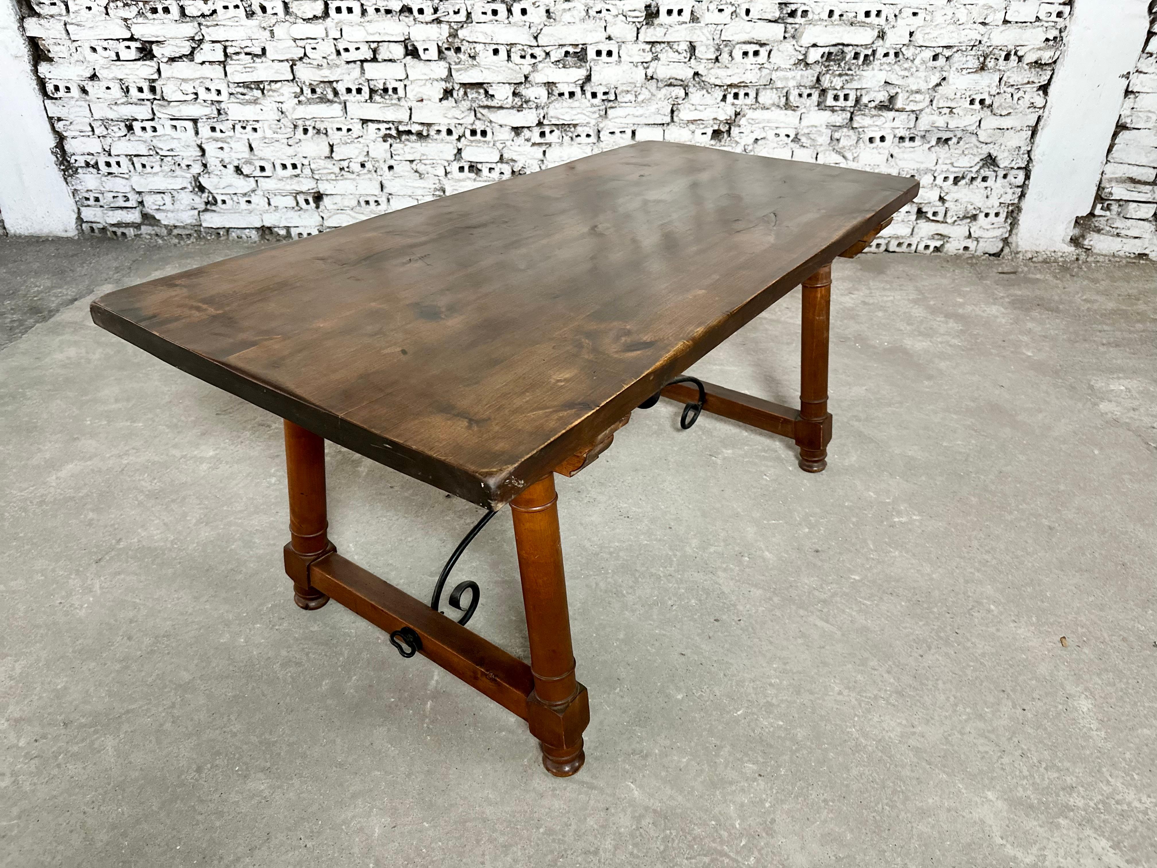 Ancienne table à manger ou bureau à tréteaux en noyer d'Espagne, avec brancards en fer en vente 1