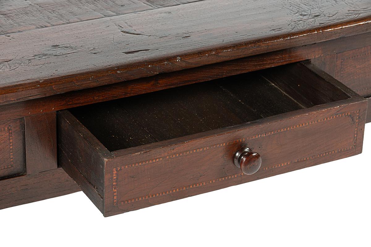 Antiker spanischer warm-brauner Kastanien-Couchtisch mit Intarsienarbeit im Angebot 3