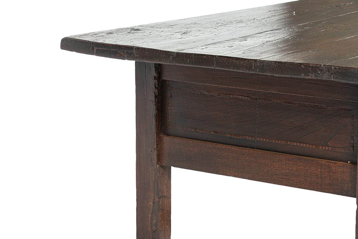 Antiker spanischer warm-brauner Kastanien-Couchtisch mit Intarsienarbeit im Angebot 4