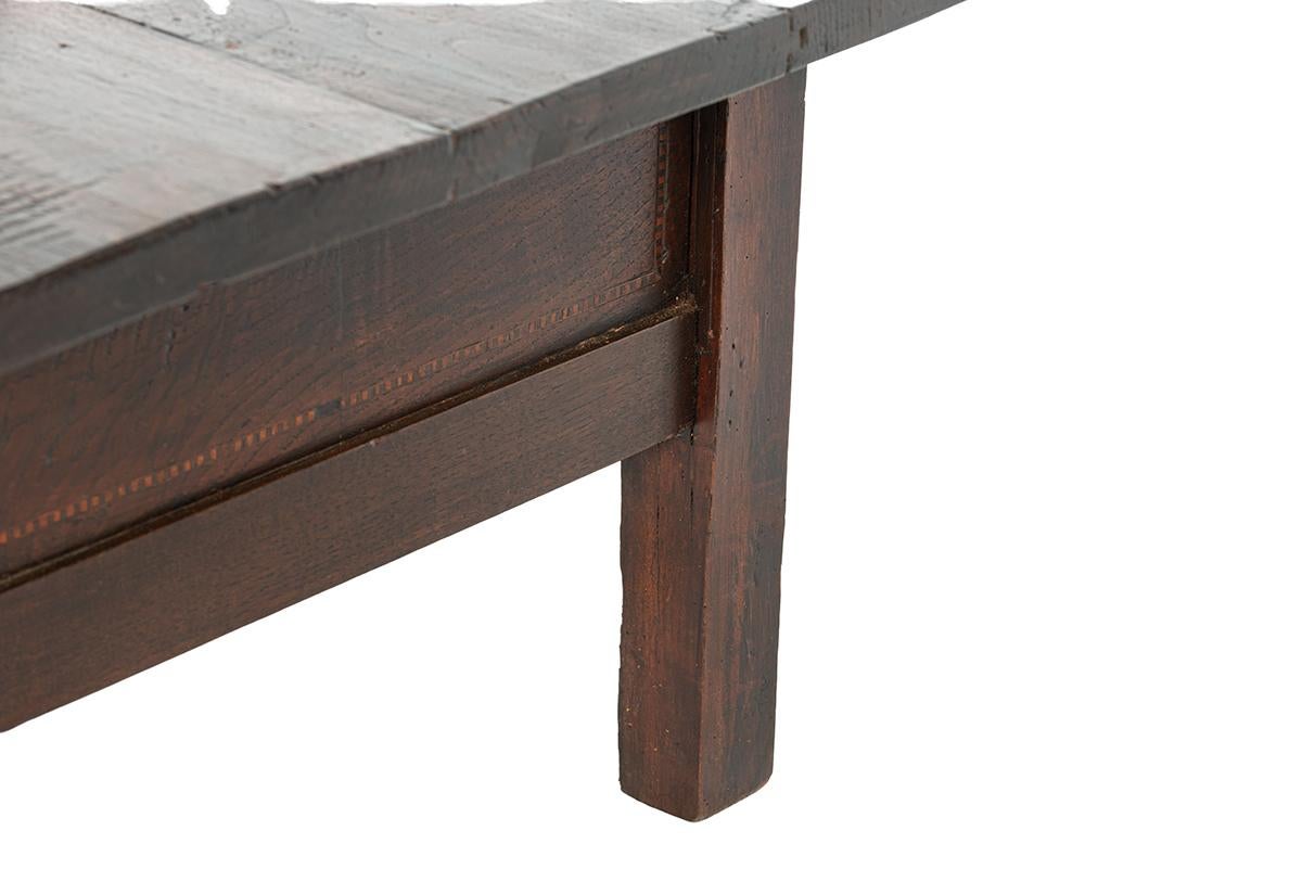 Antiker spanischer warm-brauner Kastanien-Couchtisch mit Intarsienarbeit im Angebot 7