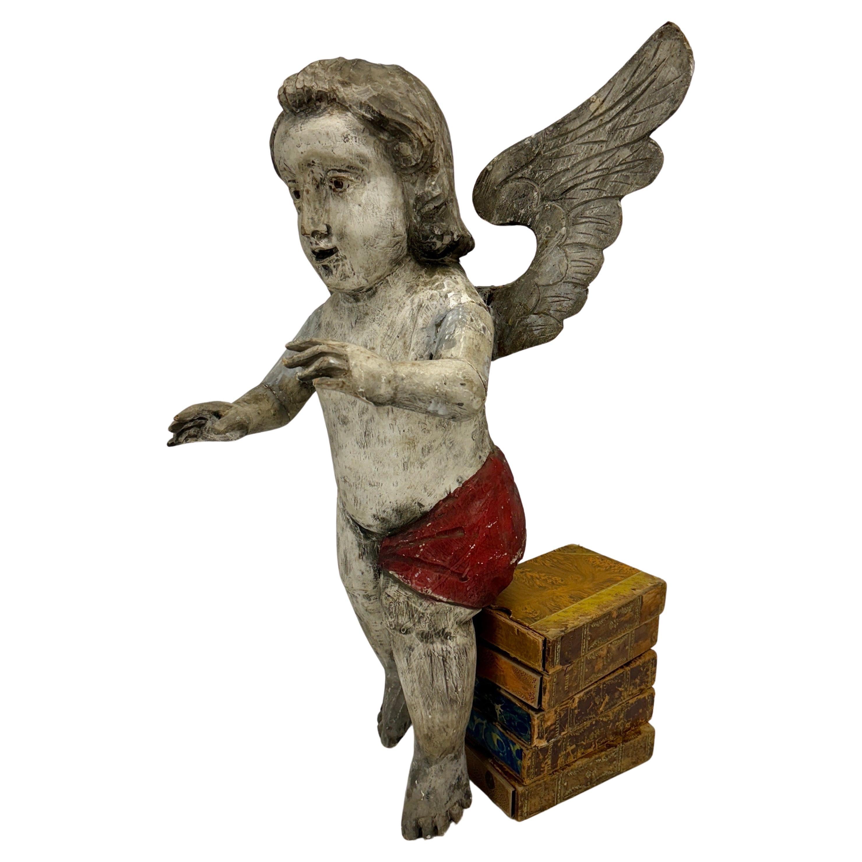 Grande sculpture de Putti, figure d'ange Putti en bois sculpté à la main, vers 1890-1920. 

Chérubin décoratif sculpté à la main avec énormément de caractère et de charme ayant gardé sa patine d'origine. Détails complexes des cheveux, des mains et
