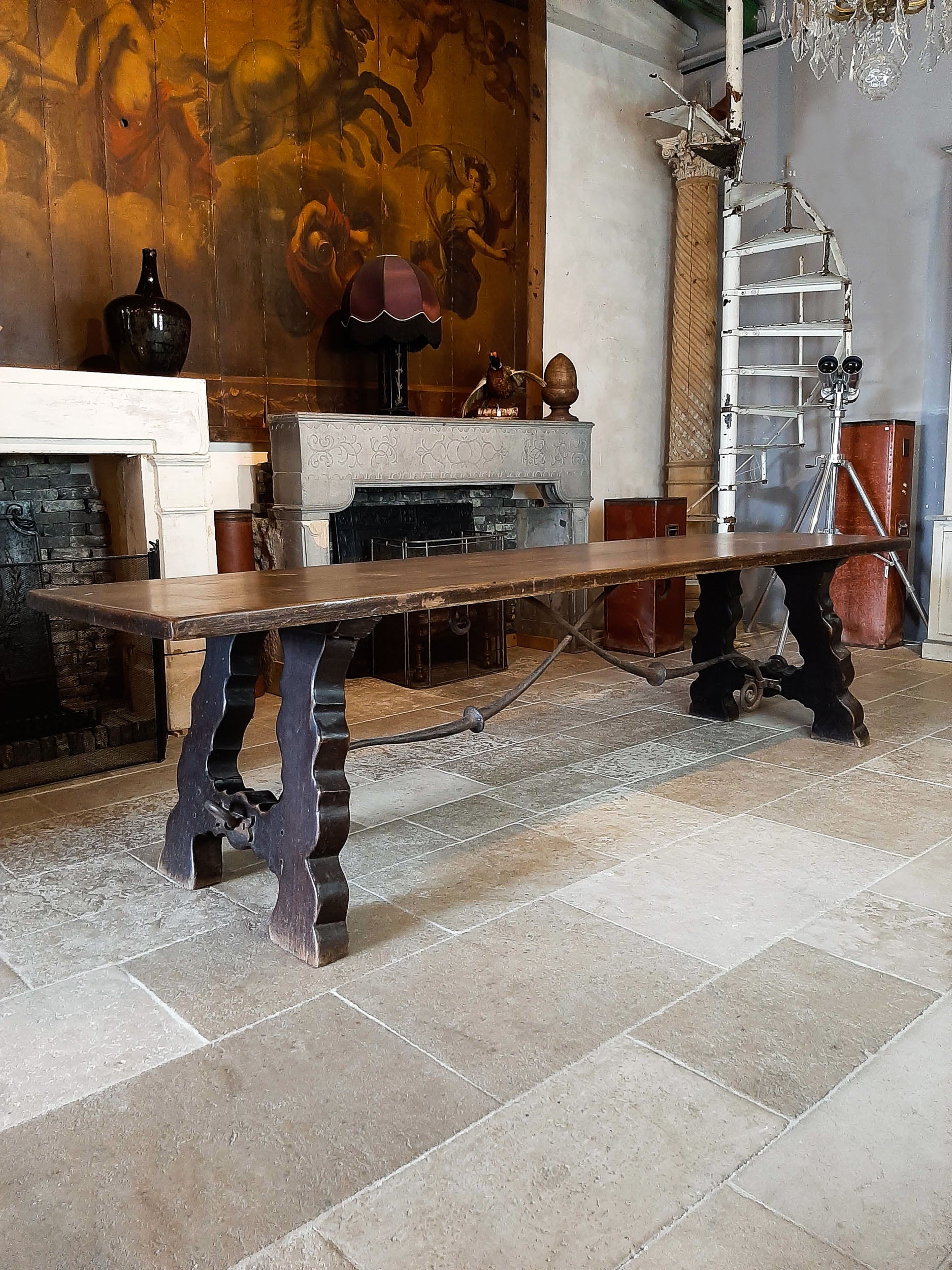 Espagnol Table de salle à manger espagnole ancienne en bois avec support en fer forgé à la main en vente