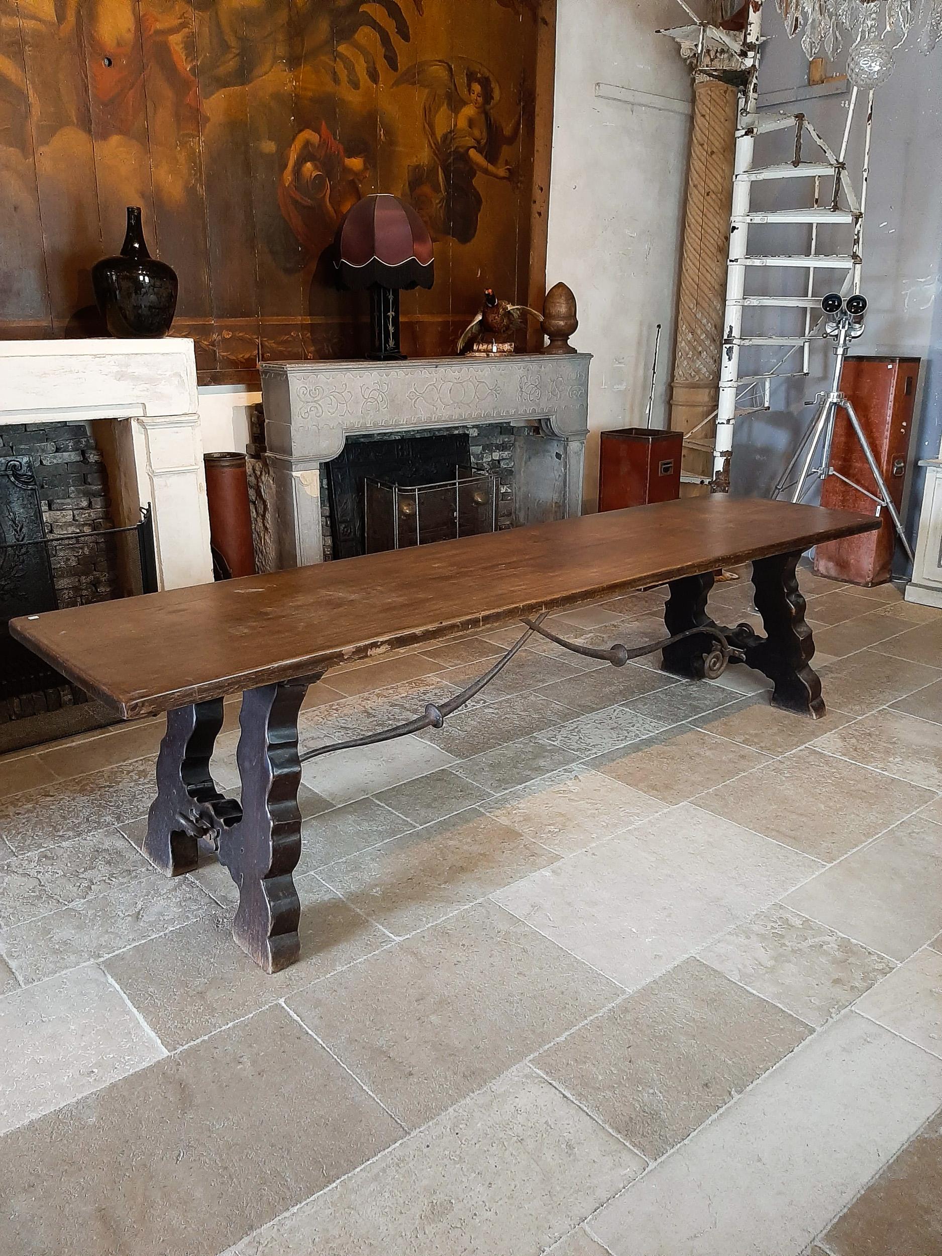 Forgé Table de salle à manger espagnole ancienne en bois avec support en fer forgé à la main en vente