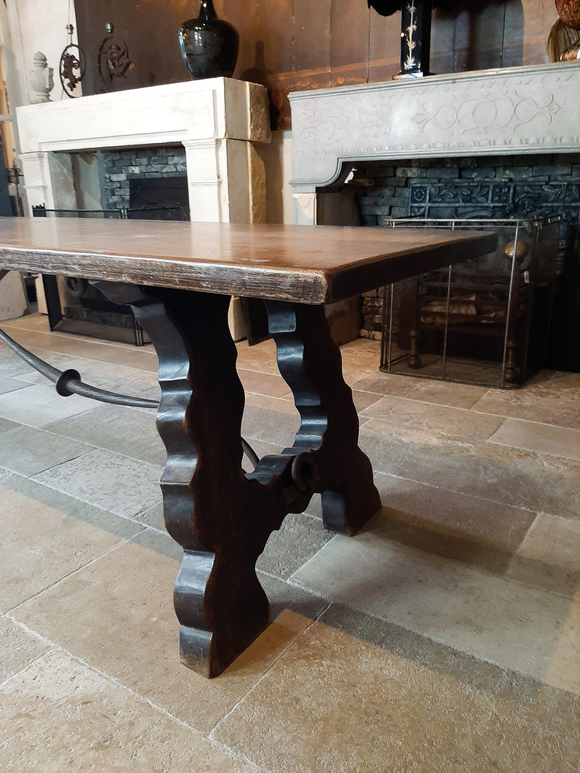 Table de salle à manger espagnole ancienne en bois avec support en fer forgé à la main Bon état - En vente à Baambrugge, NL