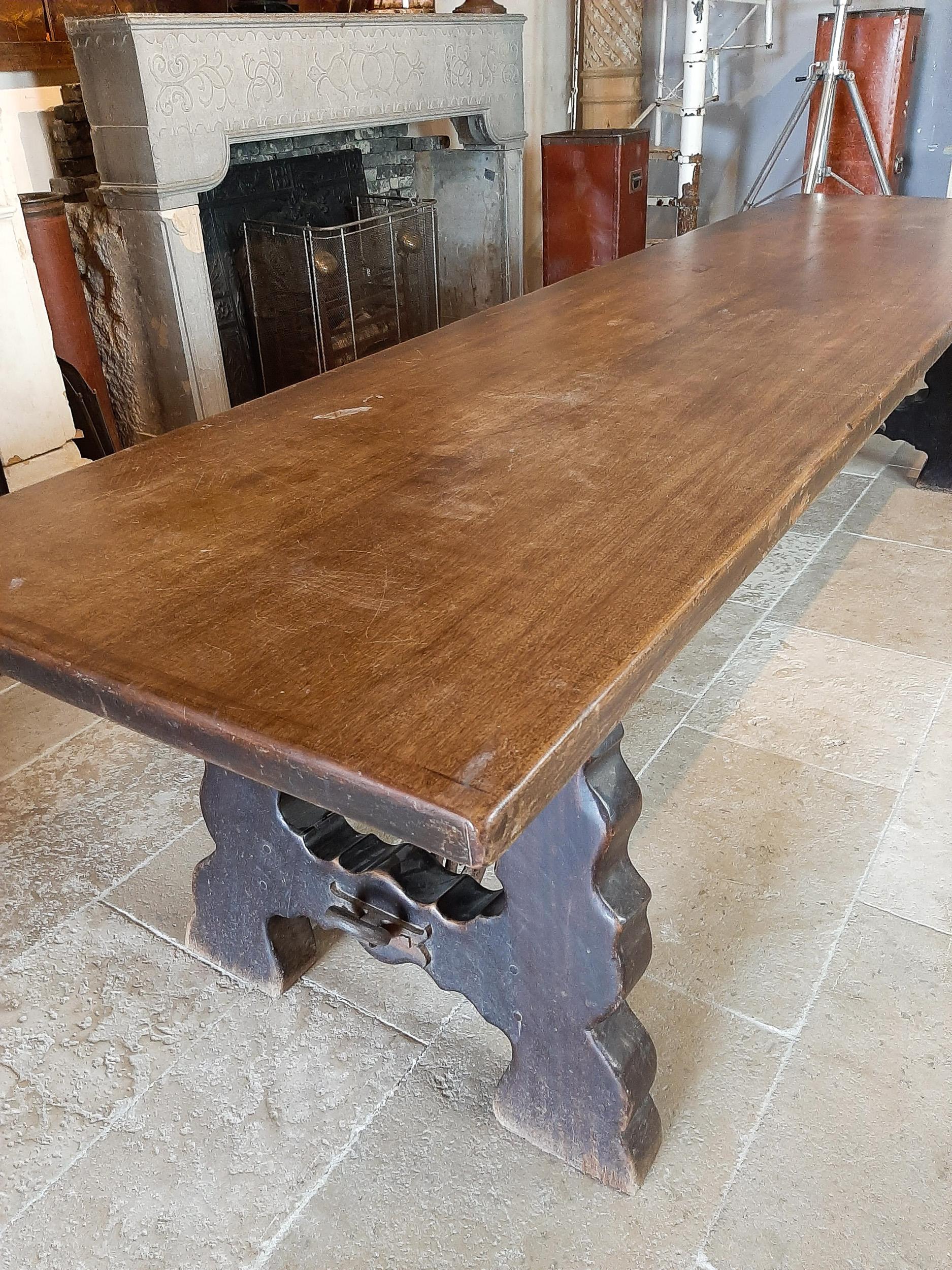 XIXe siècle Table de salle à manger espagnole ancienne en bois avec support en fer forgé à la main en vente