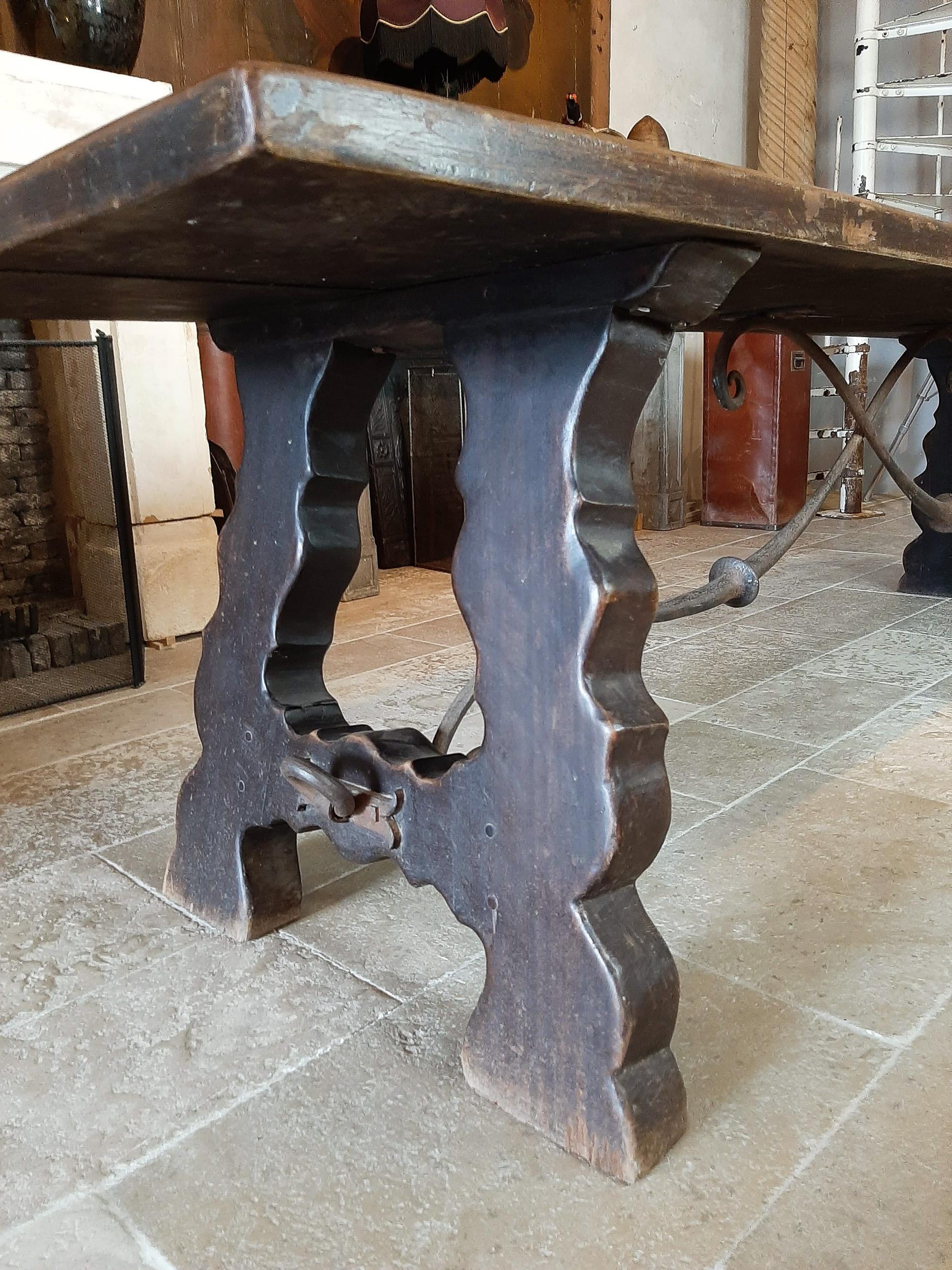 Fer Table de salle à manger espagnole ancienne en bois avec support en fer forgé à la main en vente