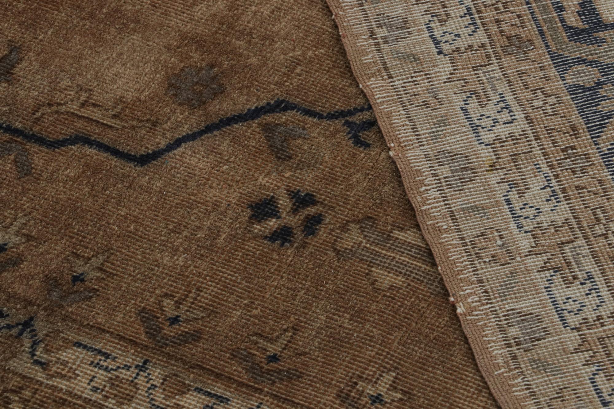 Antiker türkischer Isparta-Teppich mit geometrischen Blumenmustern, von Rug & Kilim (Wolle) im Angebot