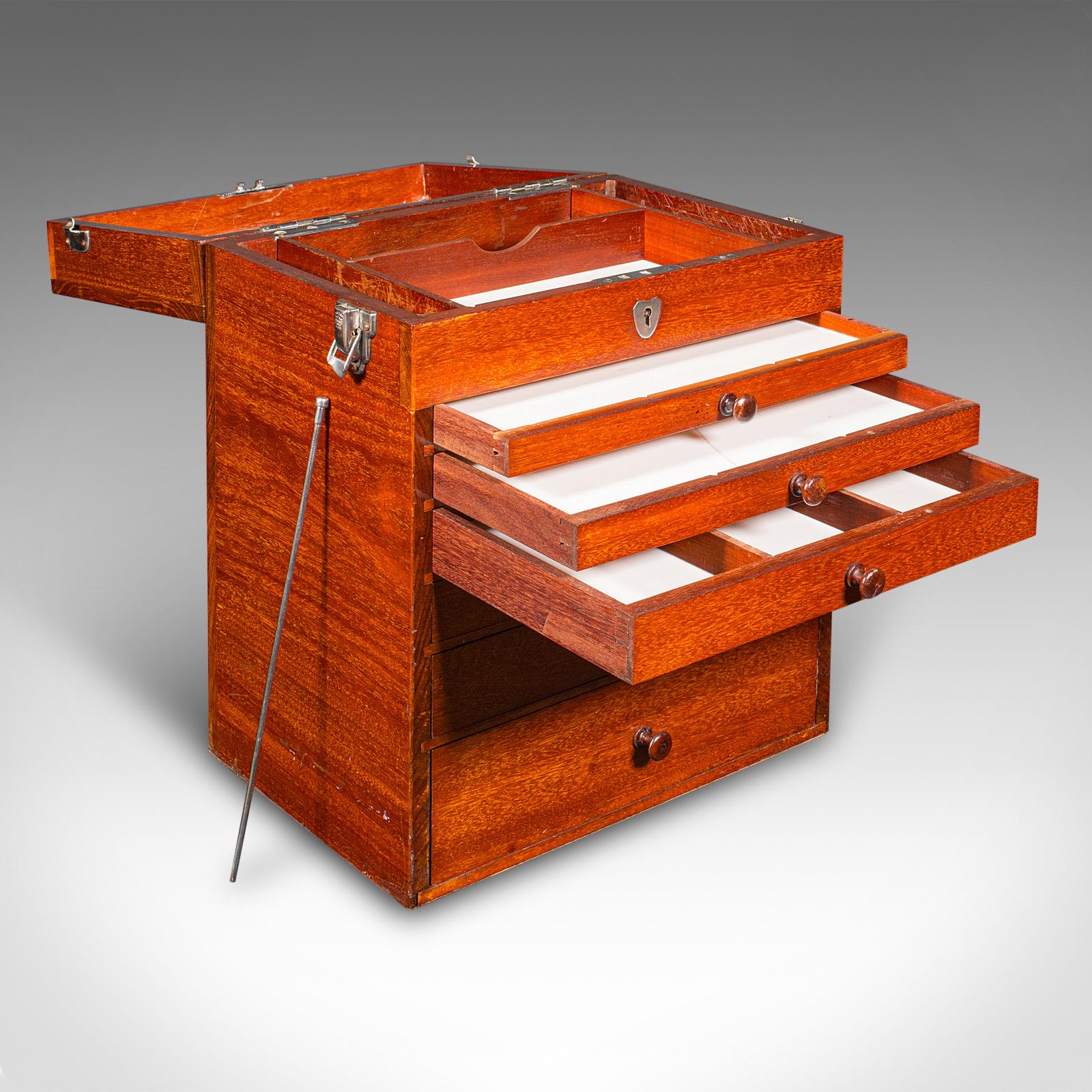 Il s'agit d'une commode de collection de spécimens anciens. Meuble d'approvisionnement anglais en noyer et verre au lait, datant de la période édouardienne, vers 1910. Commandée à l'origine pour servir de trousse de dentiste, cette charmante pièce