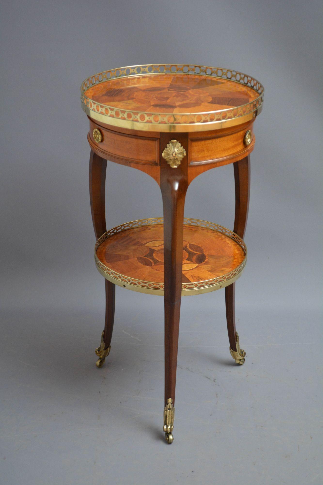 Sn5636 Magnifique table de spécimen du 19ème siècle de forme circulaire, avec un plateau en marqueterie de bois multiple avec une galerie décorative en laiton sur le bord au-dessus d'un tiroir mouluré et doublé en chêne et deux tiroirs factices,