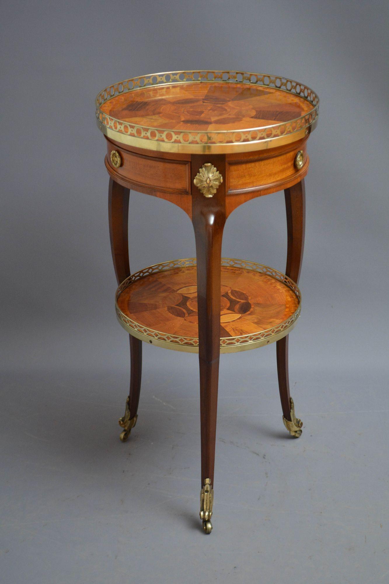 Noyer Table d'appoint à spécimen antique en vente