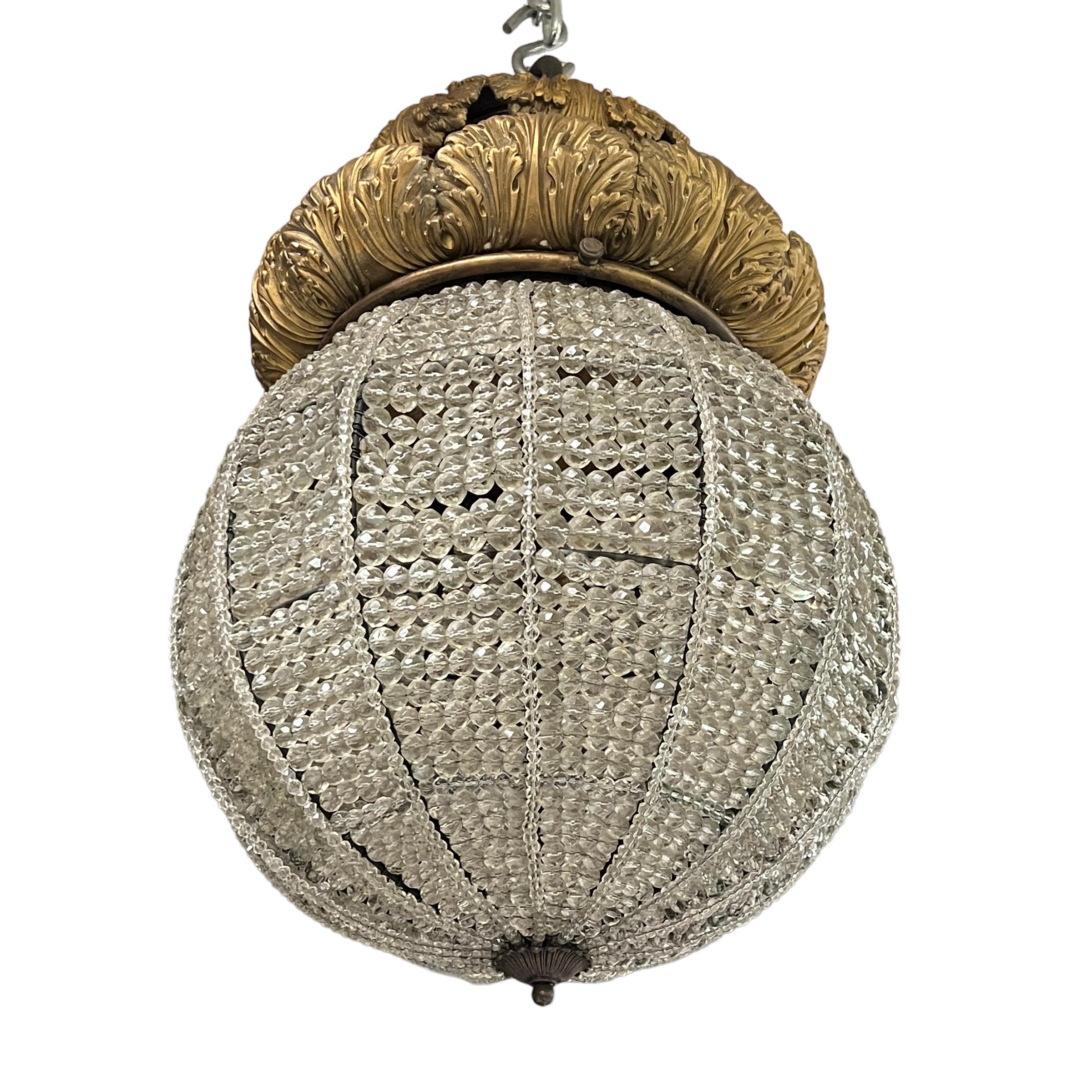 Antiker kugelförmiger Kronleuchter aus Perlenkristall und vergoldeter Bronze (Belle Époque) im Angebot