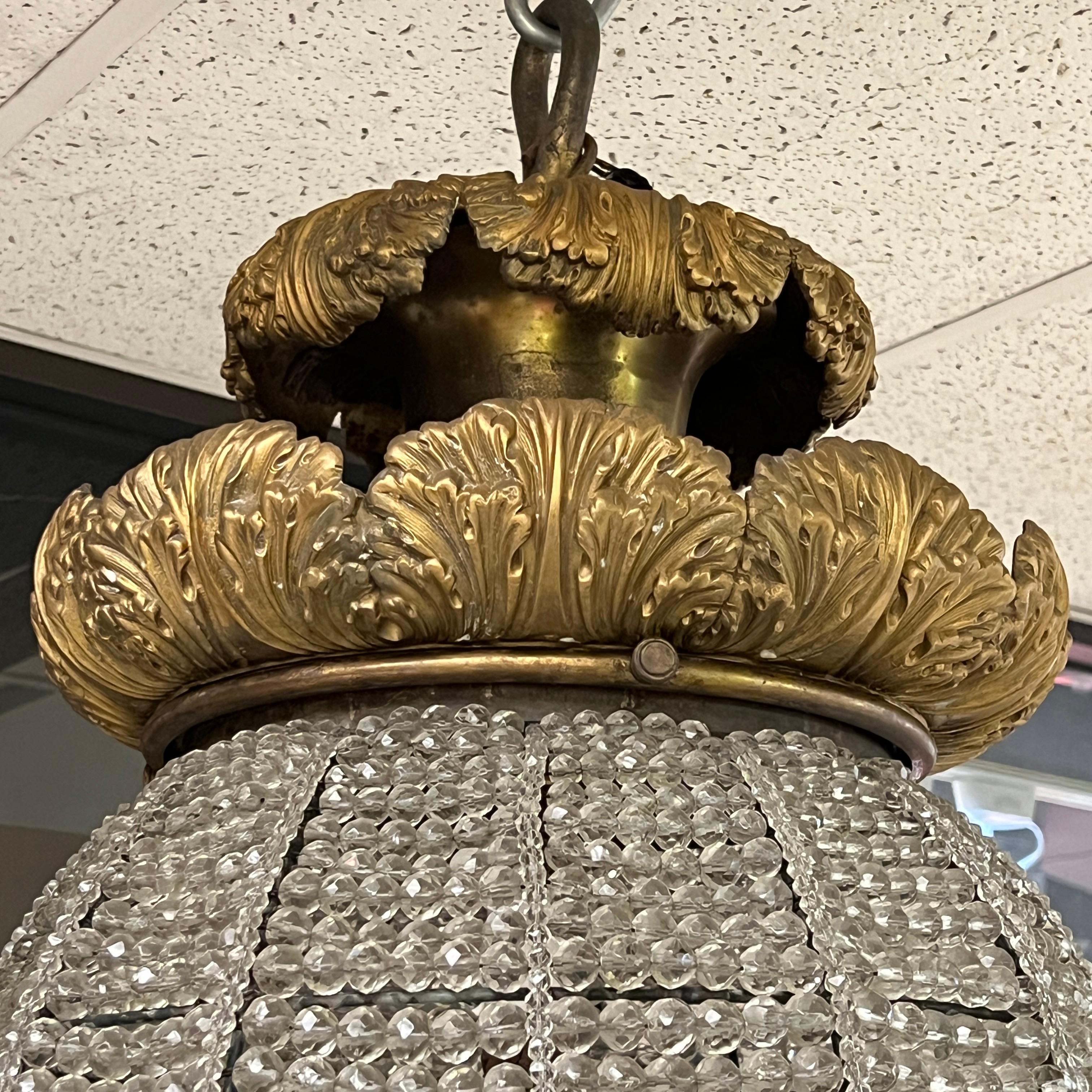 Antiker kugelförmiger Kronleuchter aus Perlenkristall und vergoldeter Bronze im Zustand „Gut“ im Angebot in New York, NY