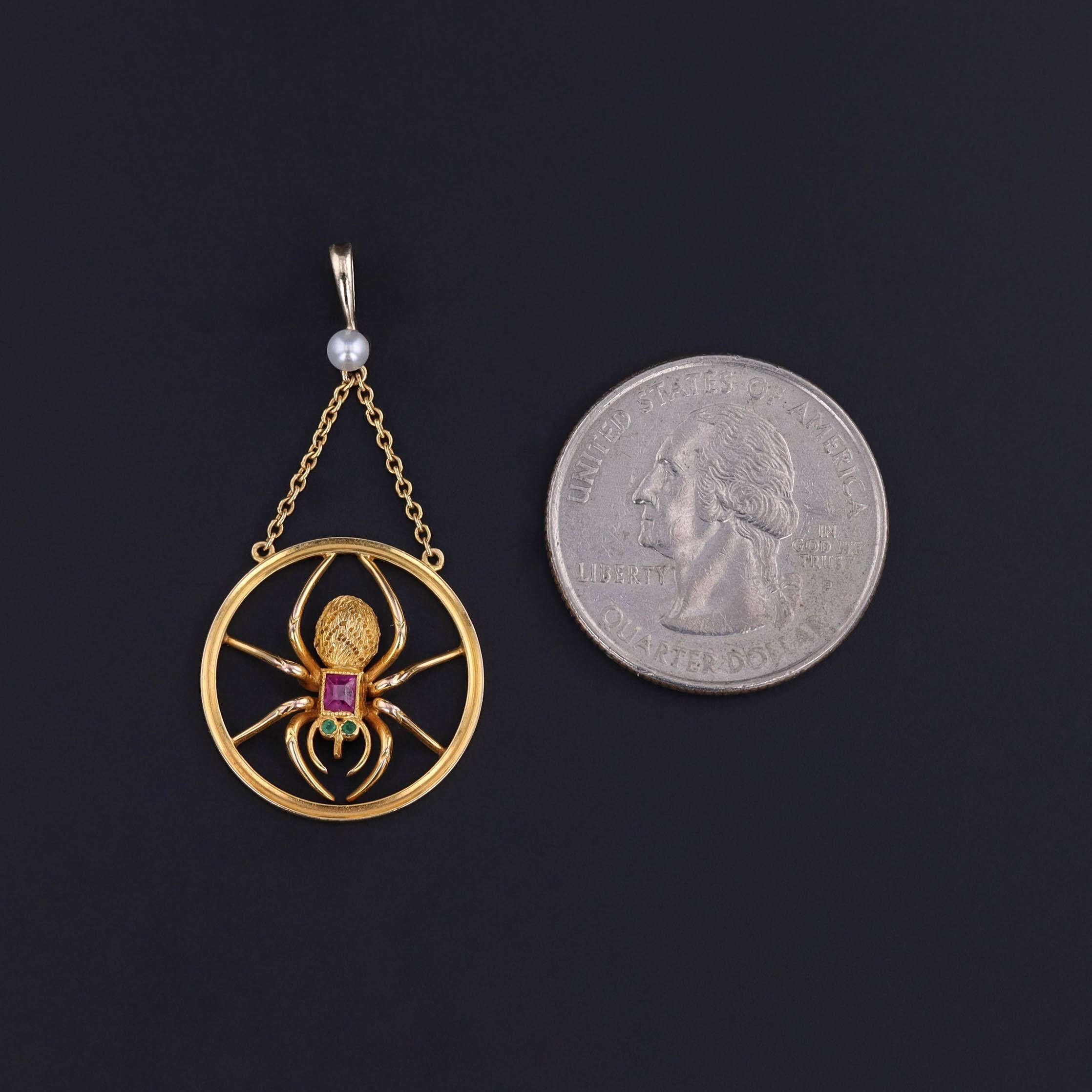Un antico ciondolo del 1910, raffigurante un ragno in oro 9ct e arricchito da un rubino, una perla e due occhi di granato demantoide.

Il pezzo misura 1,6 pollici dalla parte superiore della cauzione a quella inferiore per 0,8 pollici di larghezza e