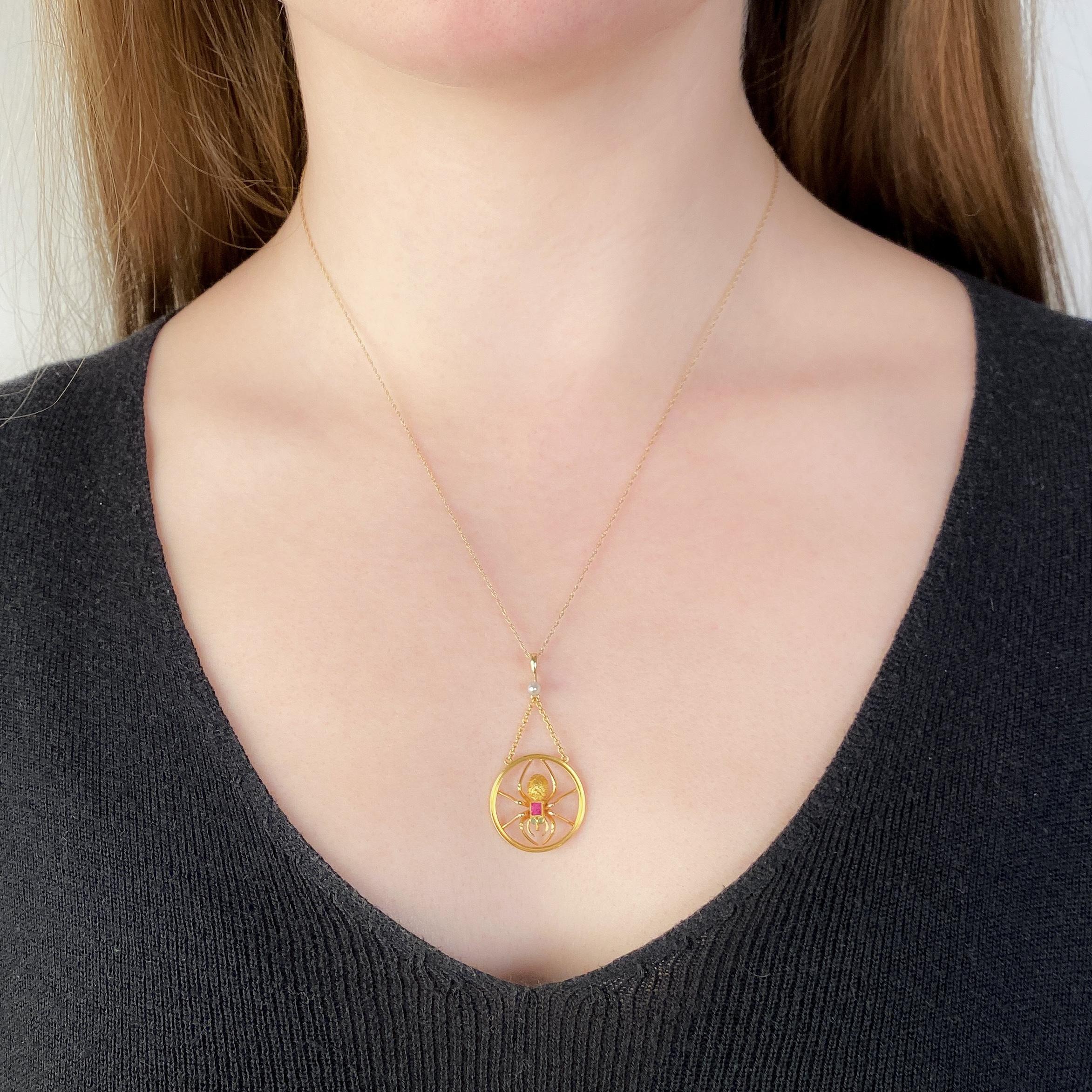 Donna Ciondolo antico a forma di ragno in oro 9ct in vendita