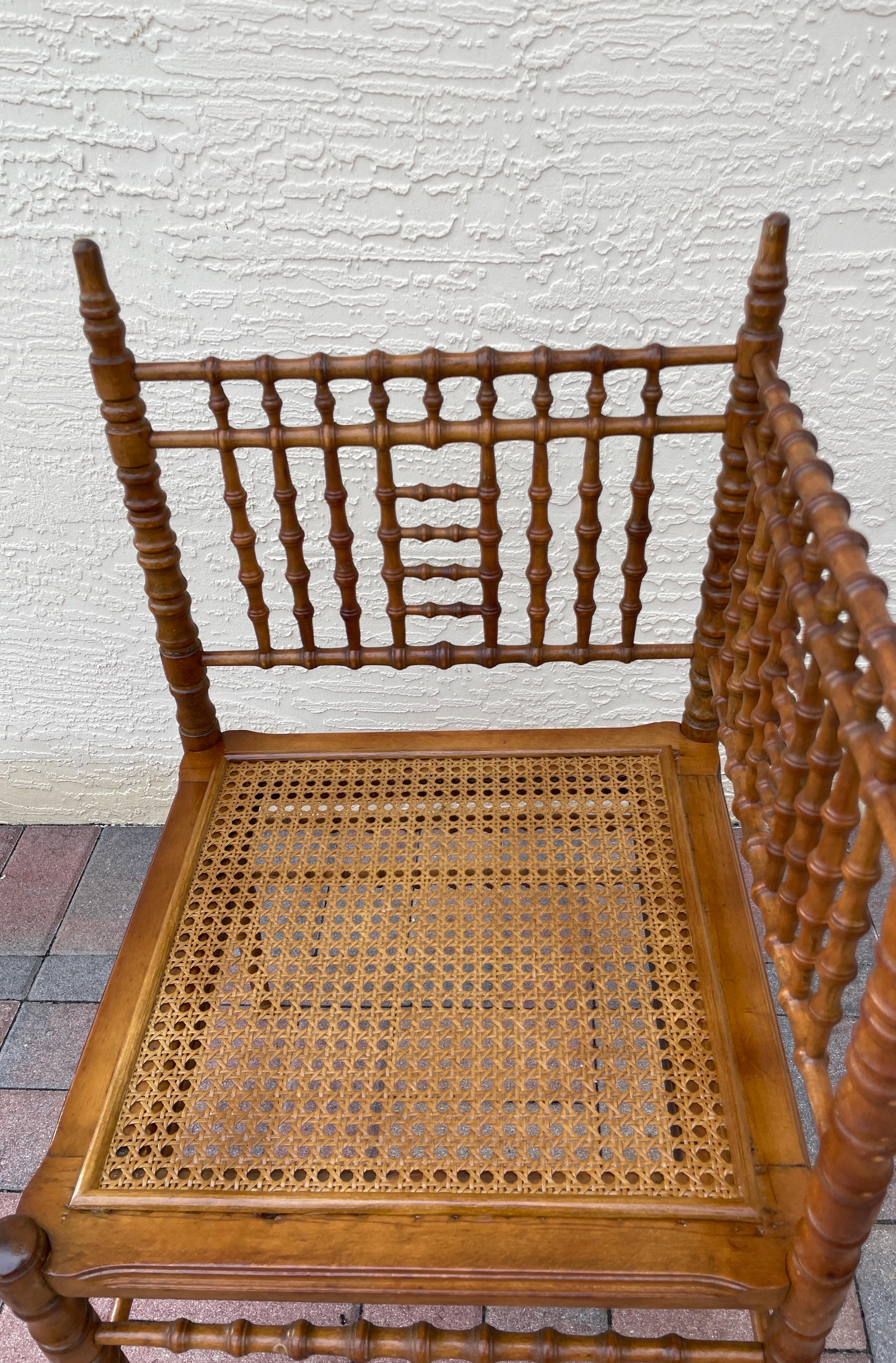 Antiker Spindelrücken-Eckstuhl im Angebot 7