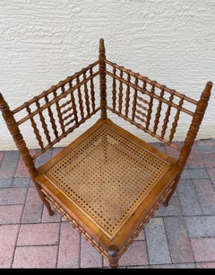 Sedia d'angolo antica con schienale a fuso