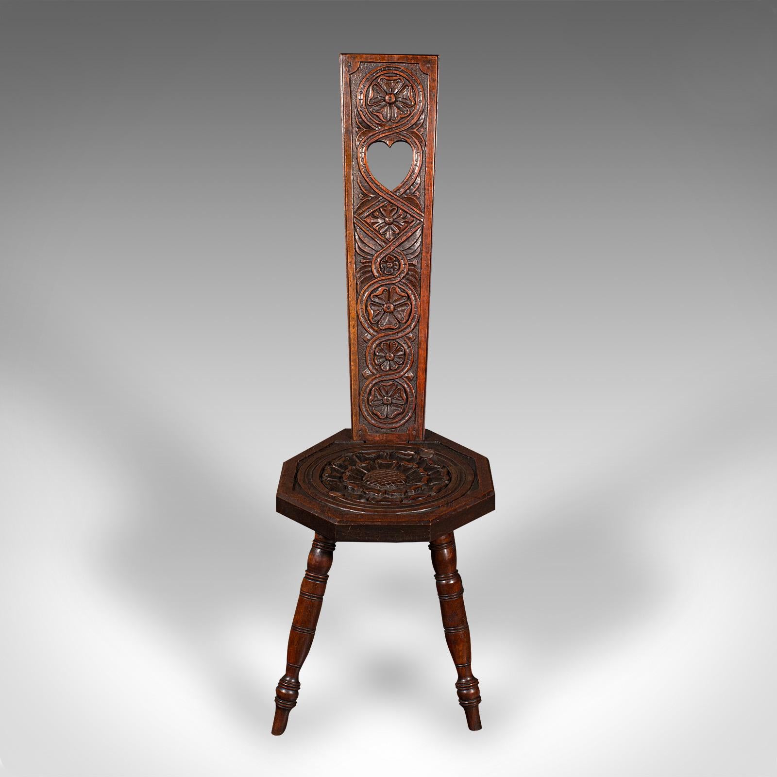 
Dies ist ein antiker Spinnstuhl. Ein englischer, geschnitzter Mahagoni-Arbeitshocker aus der viktorianischen Zeit, ca. 1880.

Faszinierender Arbeitsstuhl mit fein geschnitztem Aussehen
Zeigt eine wünschenswerte gealterte Patina und in gutem
