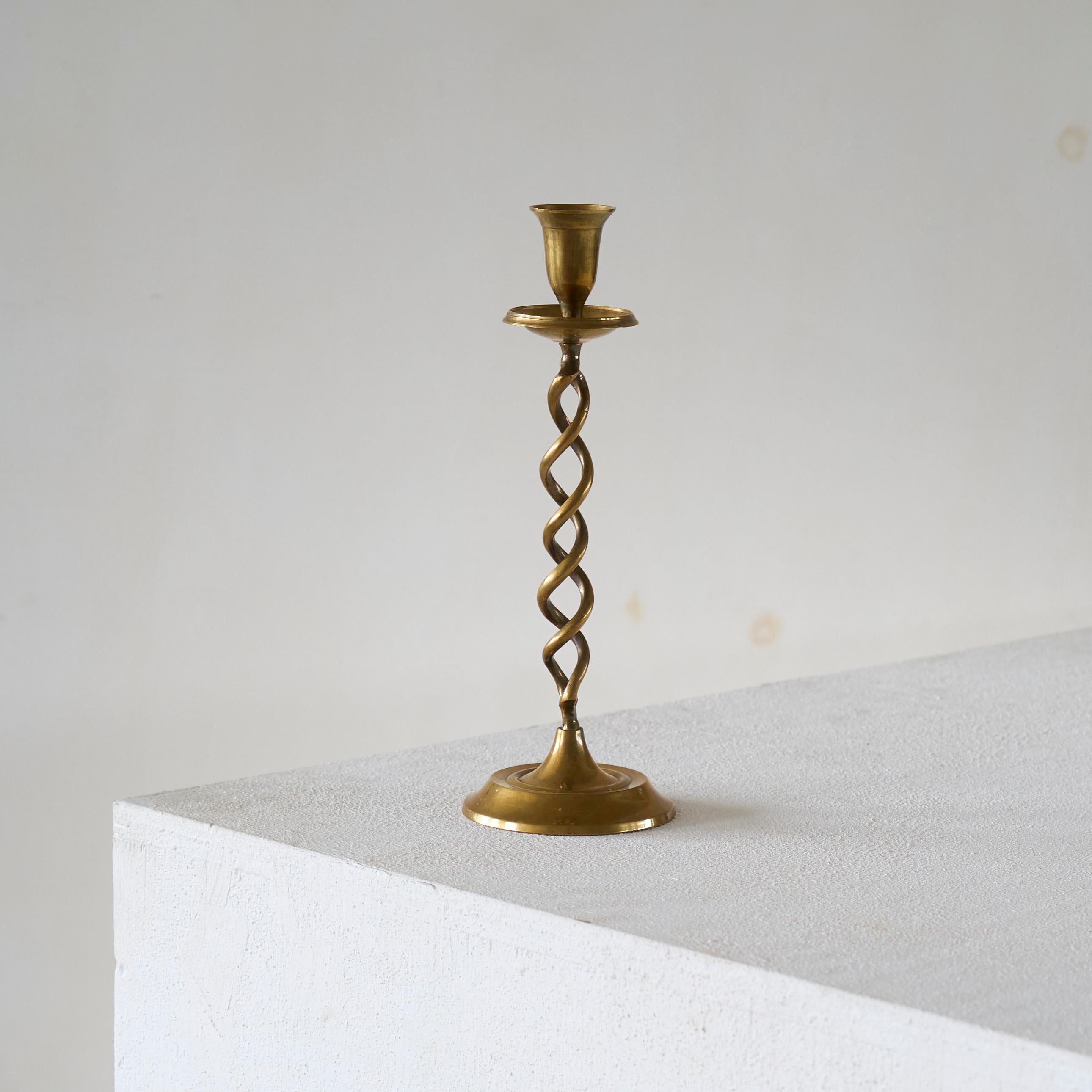 Antiker spiralförmiger Kerzenständer aus Messingguss, Europa, Anfang 20.

Ein hochwertiger Kerzenhalter aus massivem Messingguss. Wunderbare handgefertigte Qualität und Ausführung, ein schweres und elegantes Stück. Der spiralförmige Stiel verleiht
