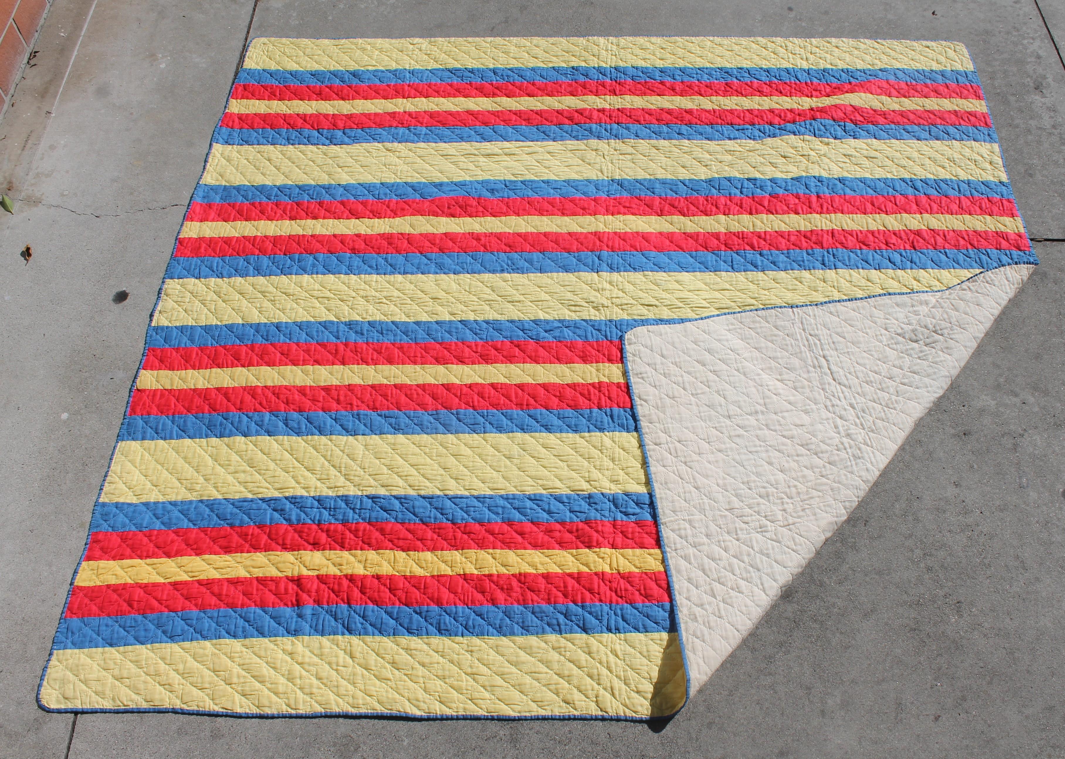 Ce bel édredon antique à barres fendues, originaire de Pennsylvanie, est en bon état. Cet étonnant quilt à barres finement matelassé provient de Pennsylvanie.