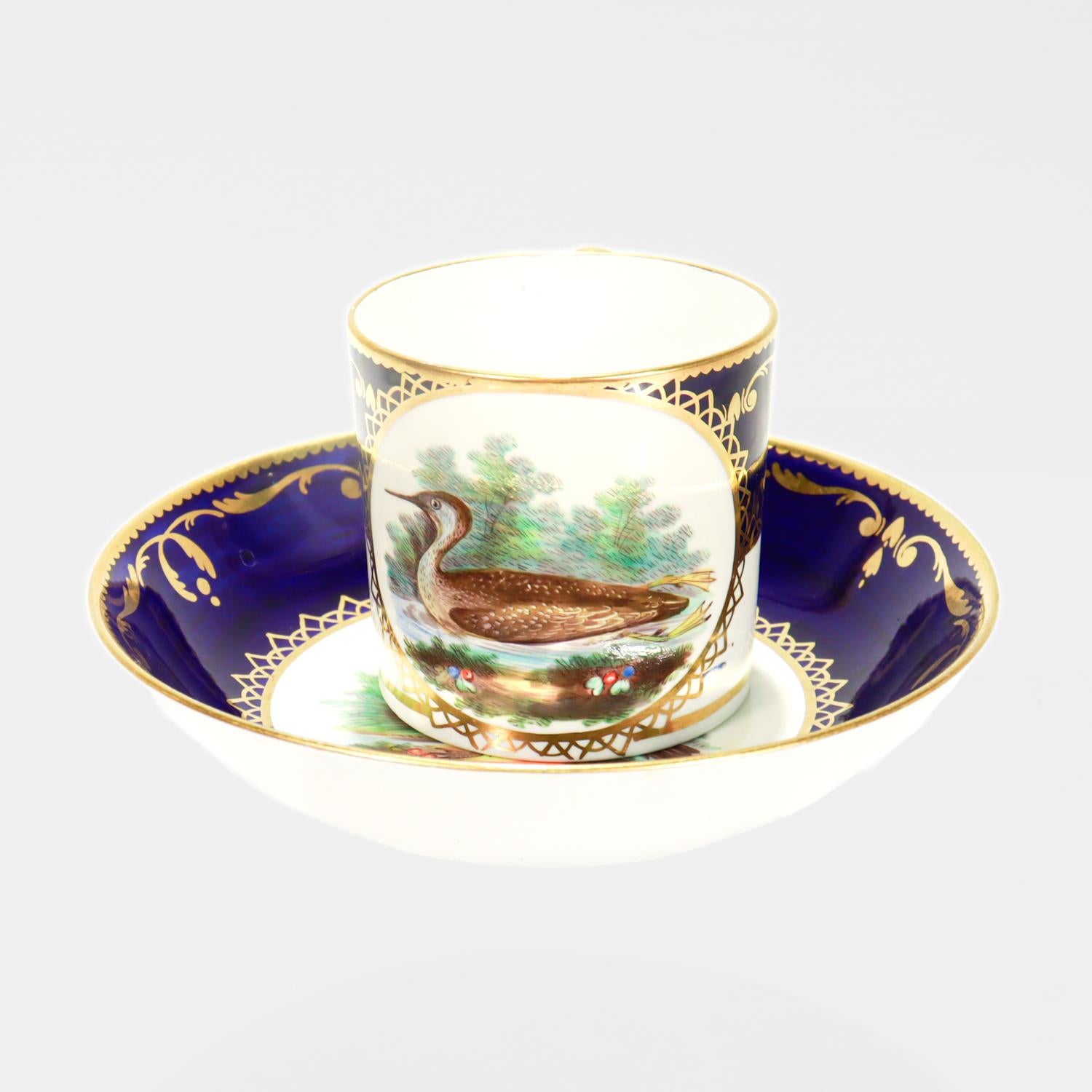 Taza y platillo antiguos de porcelana inglesa georgiana pintados a mano.

Por Spode.

Modelo nº 1803.

Tanto la taza como el platillo tienen anchas bandas azul cobalto sobre fondo blanco, escenas pintadas a mano con patos en cartuchos redondos, y