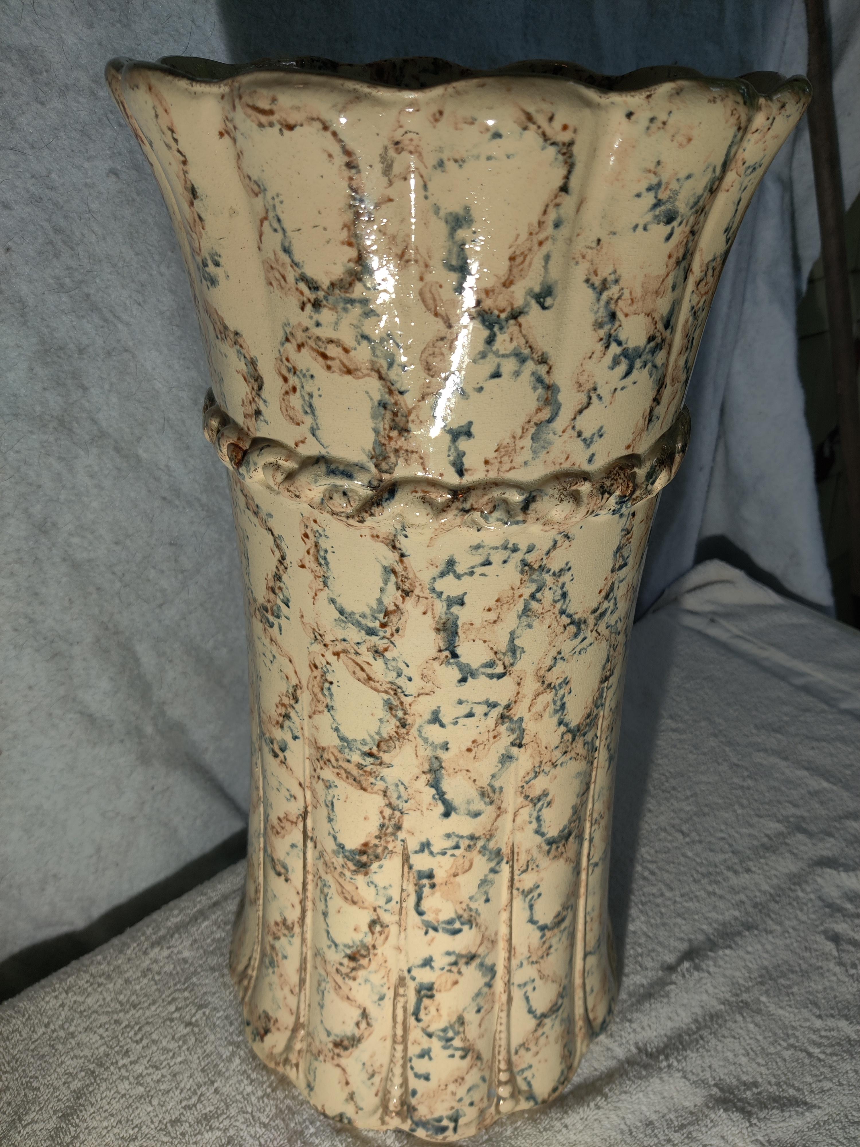 Multi-color design spongeware umbrella stand.
Cream color with blue and brown accents.
Good condition for umbrella stand.  No notable chips, scratches or other issues. 
