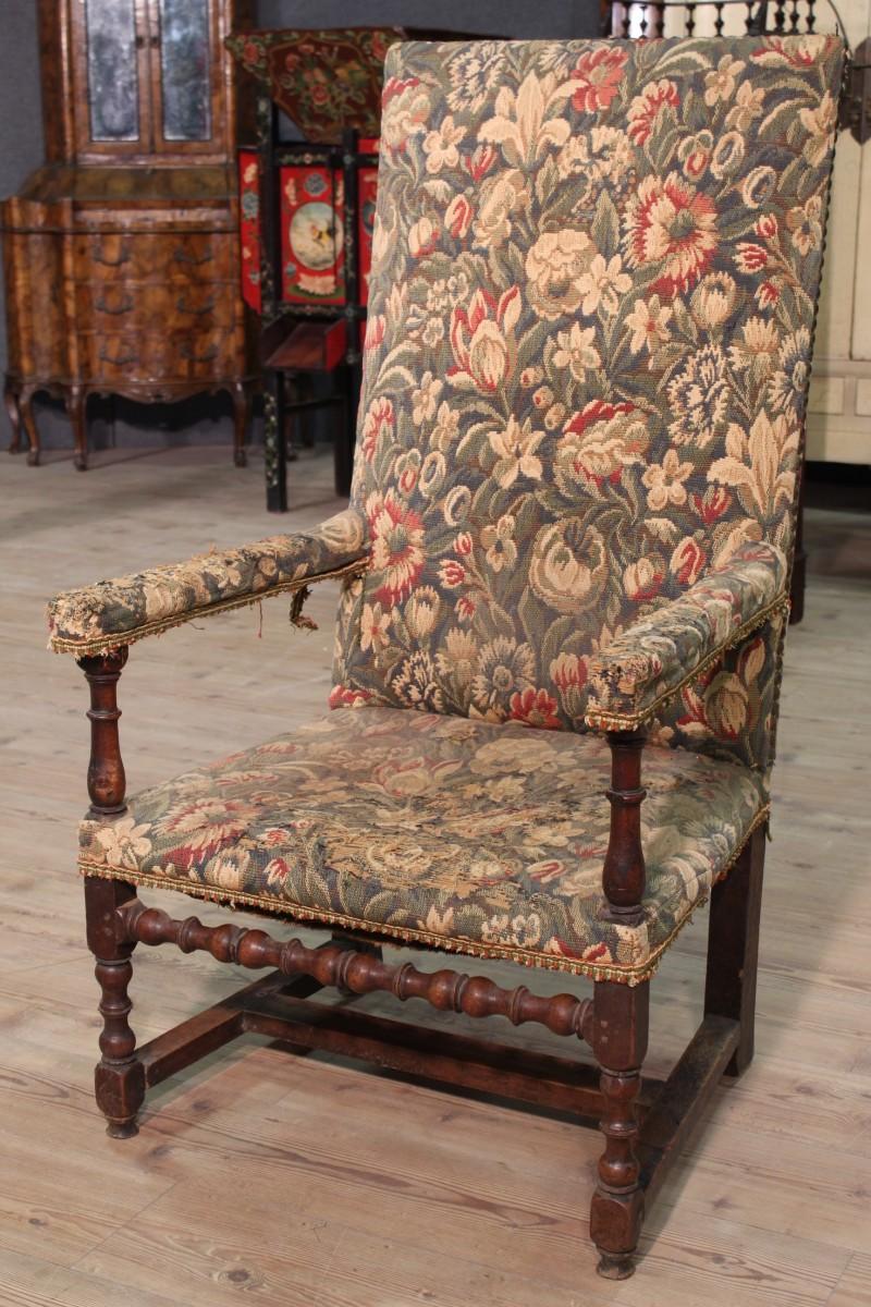 Antique spool chair from the 19th century. Furniture carved in walnut wood covered in floral fabric with different signs, to be replaced. Measure: Seat height 39 cm. Structure in good condition, with some signs of aging.