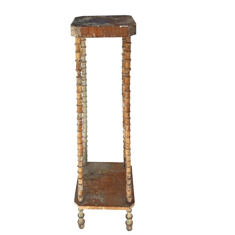 Entra nella tranquilla bellezza del passato con questo raro e alto tavolo d'accento antico con gambe a rocchetto o a spola, scoperto durante la vendita immobiliare del noto collezionista di Santa Fe Jonathan Parks. Realizzato alla fine del 1800,