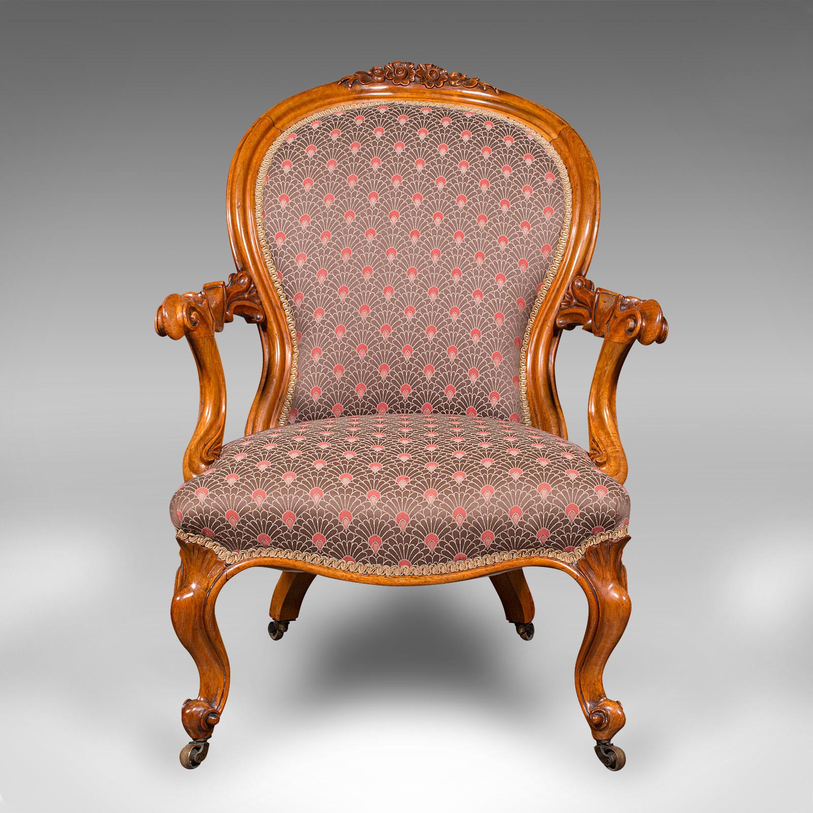 Se trata de un sillón antiguo con respaldo de cuchara. Sillón de salón de señora, inglés, de nogal, de principios de la época victoriana, hacia 1840.

Silla excepcional, de forma graciosa y bellamente tapizada
Muestra una deseable pátina envejecida